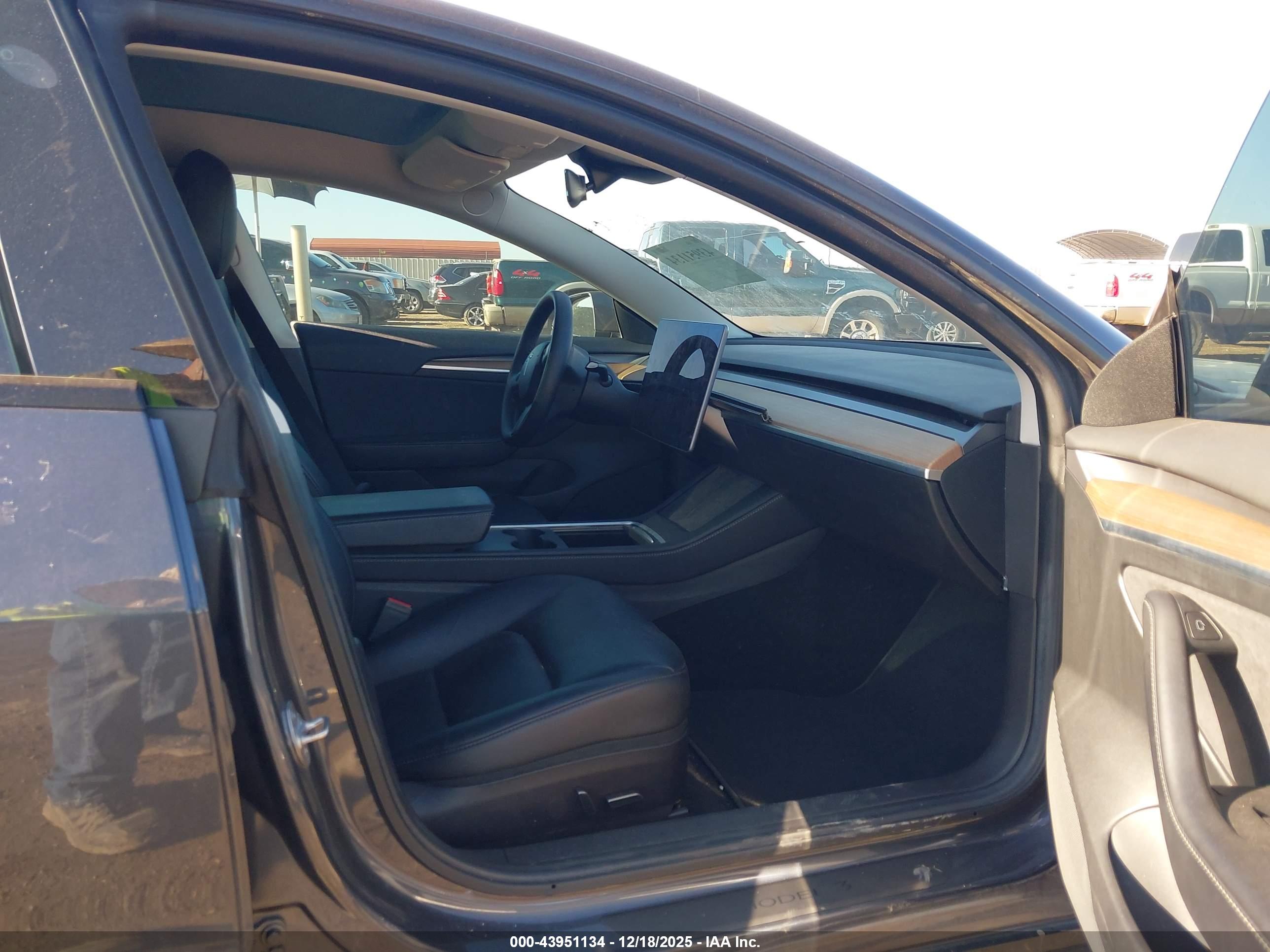 TESLA MODEL image 5