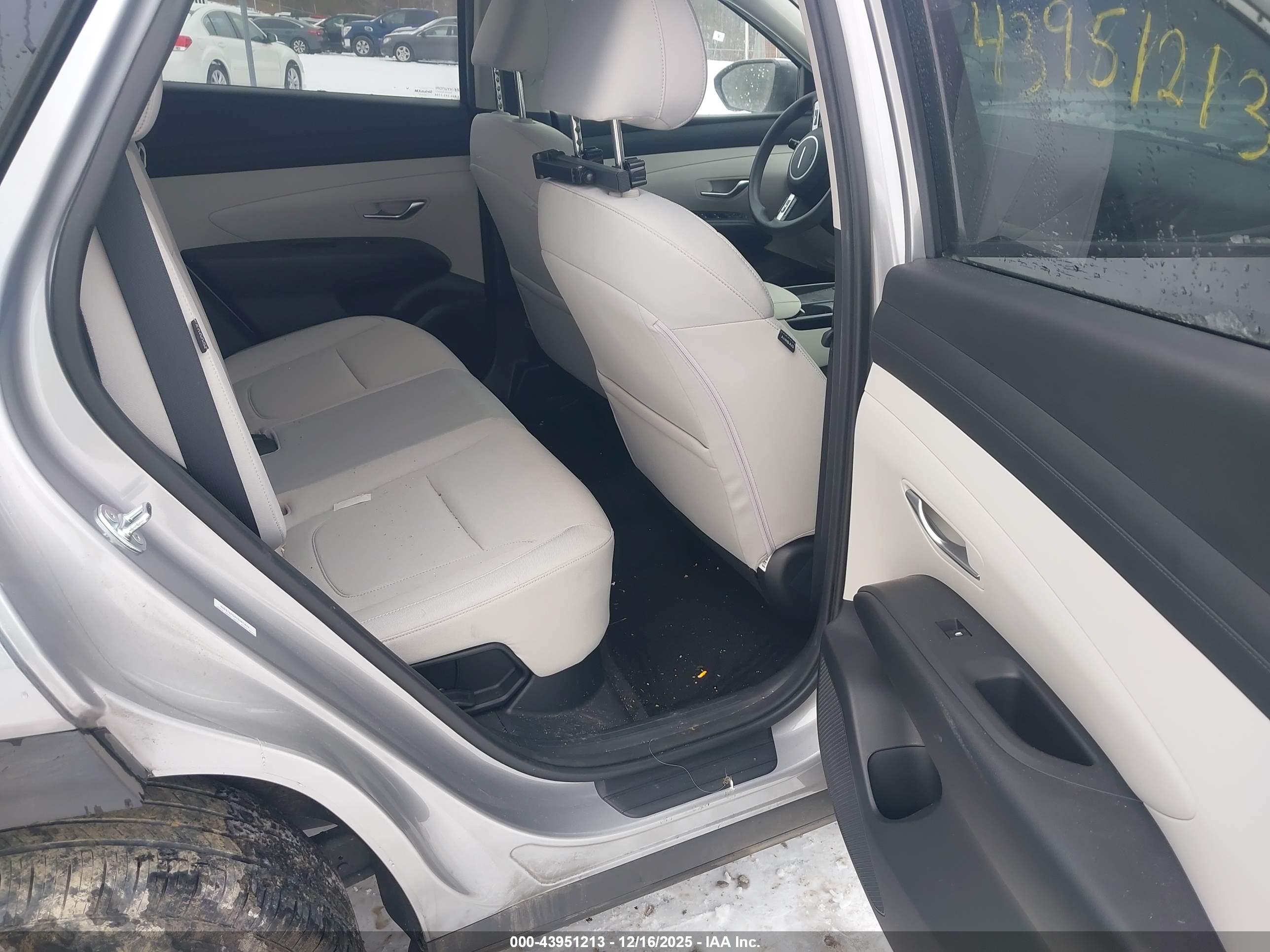 HYUNDAI TUCSON image 8