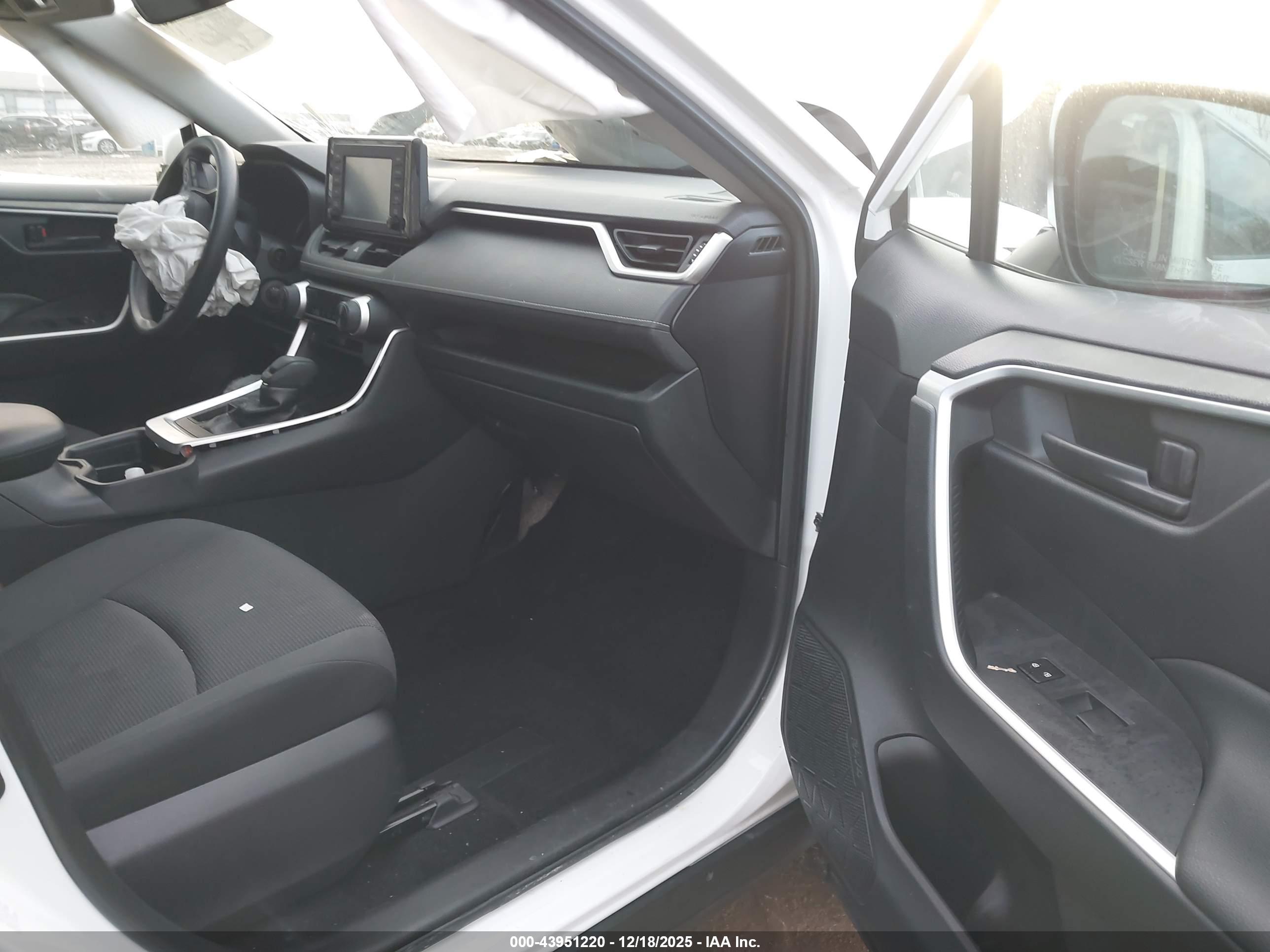 TOYOTA RAV4 image 5