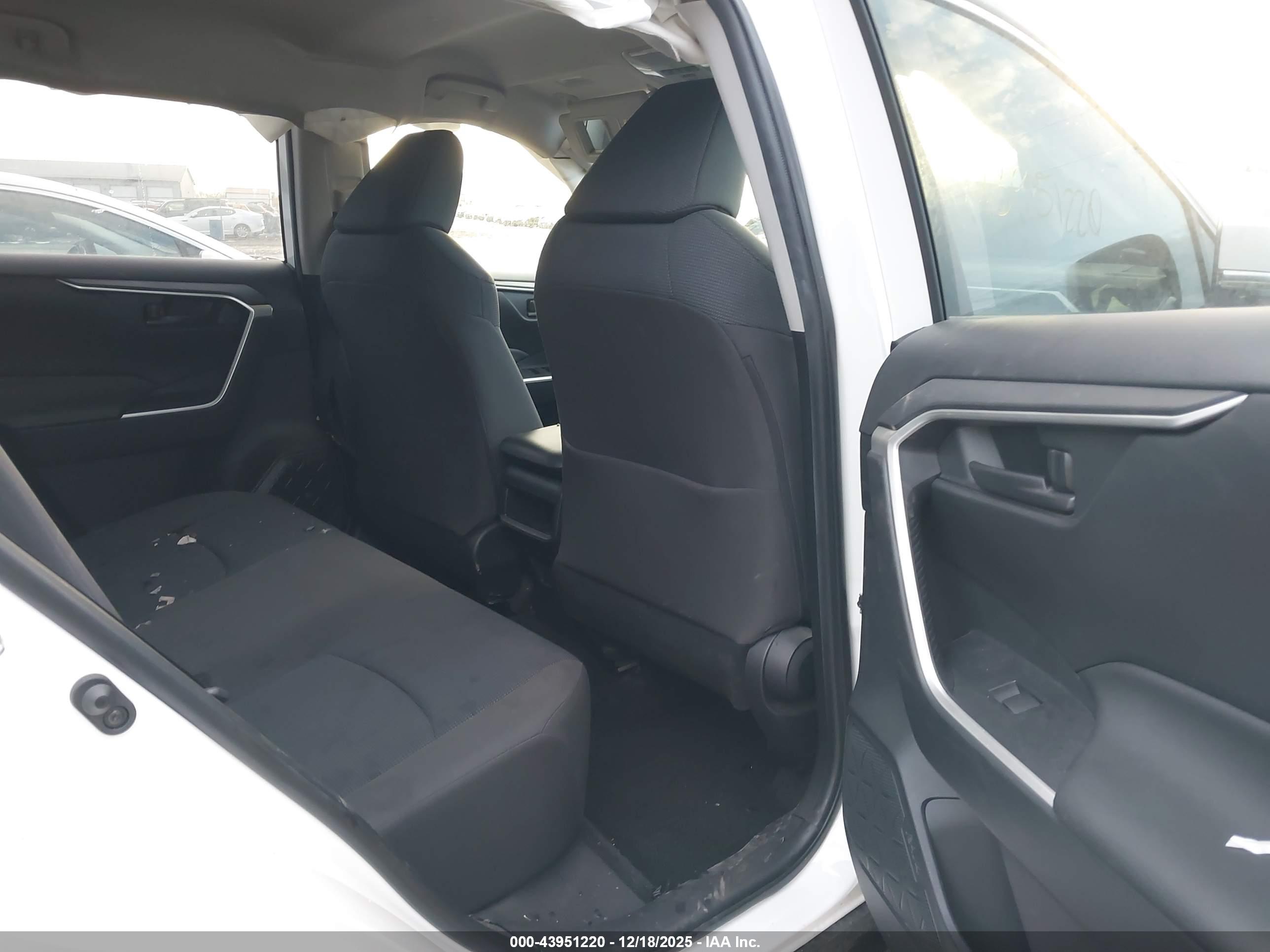 TOYOTA RAV4 image 8