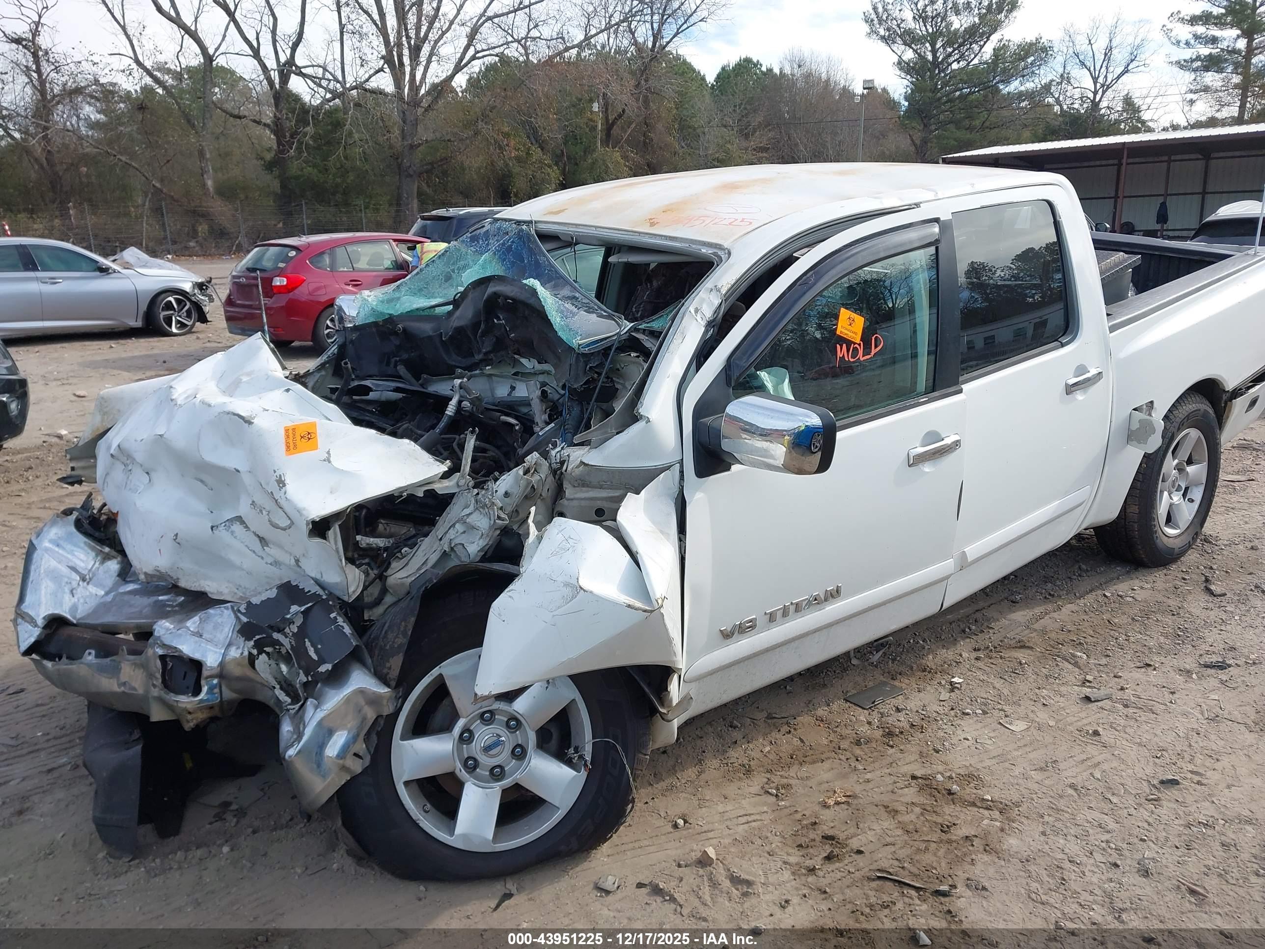 NISSAN TITAN image 2