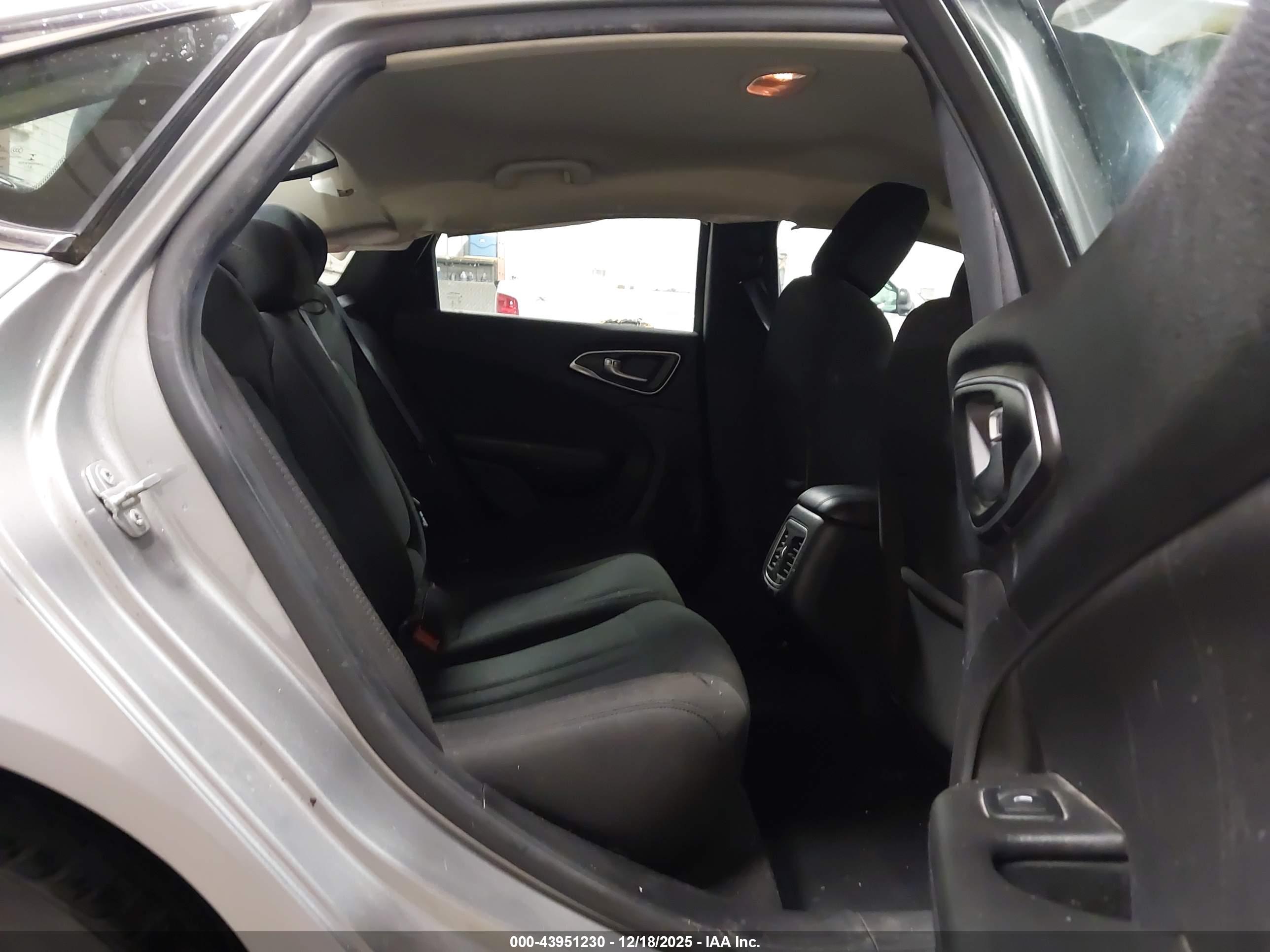 CHRYSLER 200 image 8