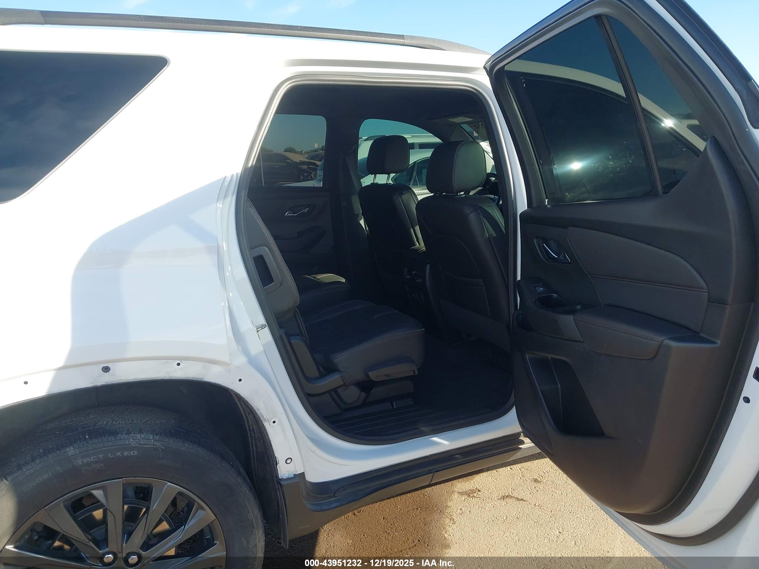 CHEVROLET TRAVERSE image 8