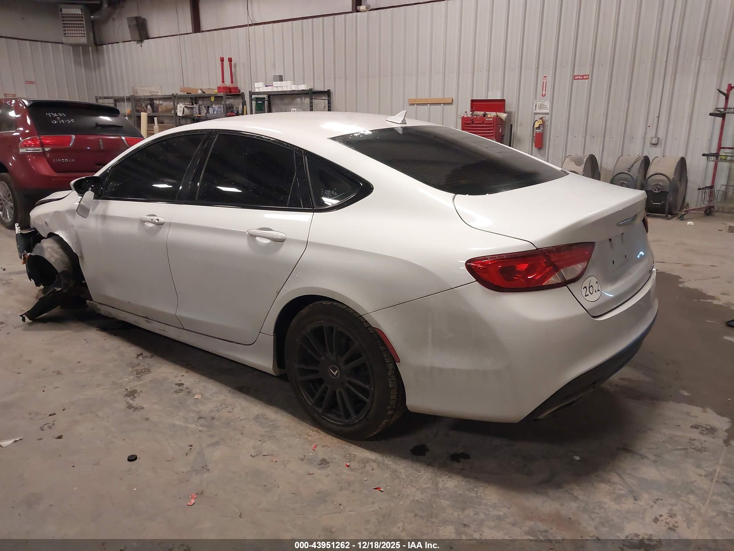 CHRYSLER 200 image 3