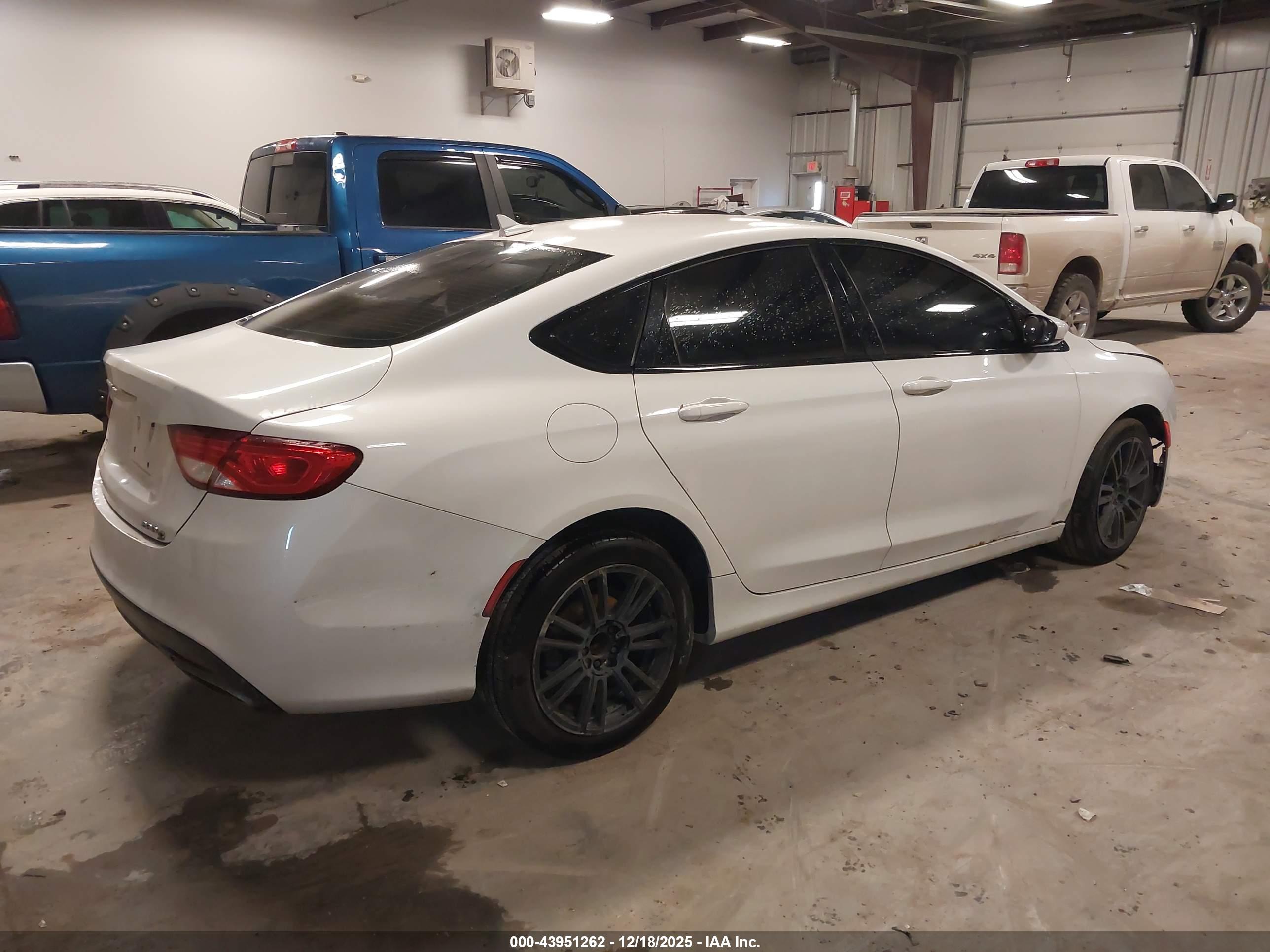 CHRYSLER 200 image 4