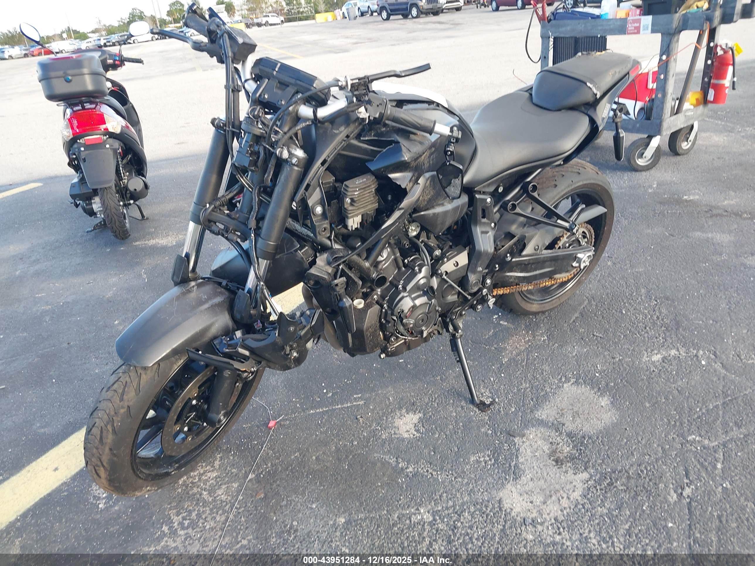 YAMAHA MT07 image 2