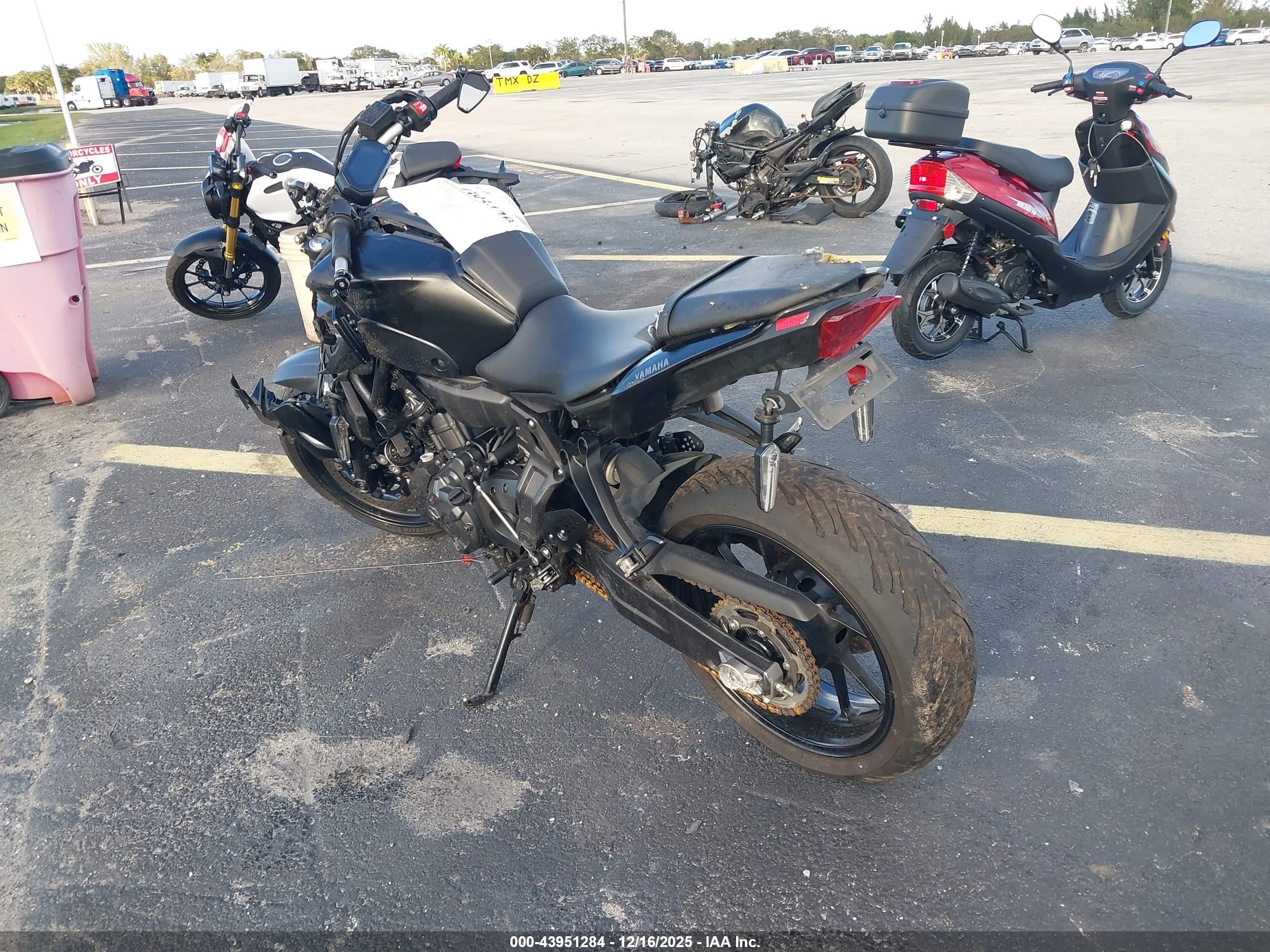 YAMAHA MT07 image 3