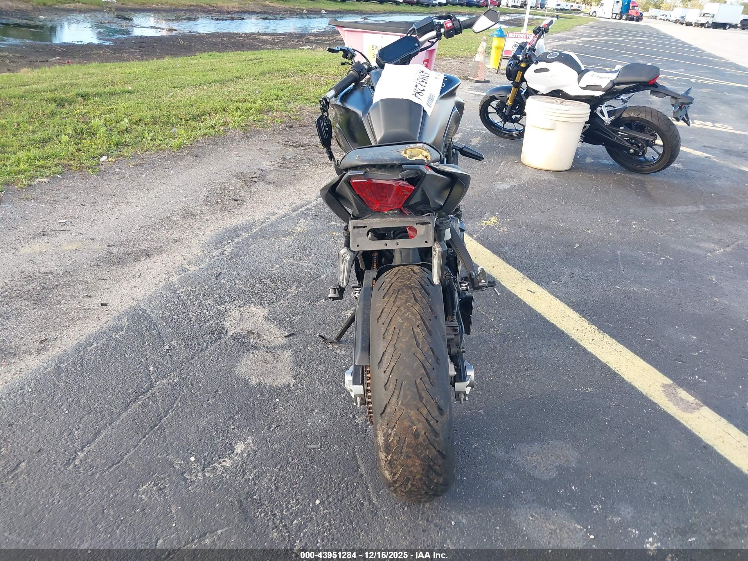 YAMAHA MT07 image 6