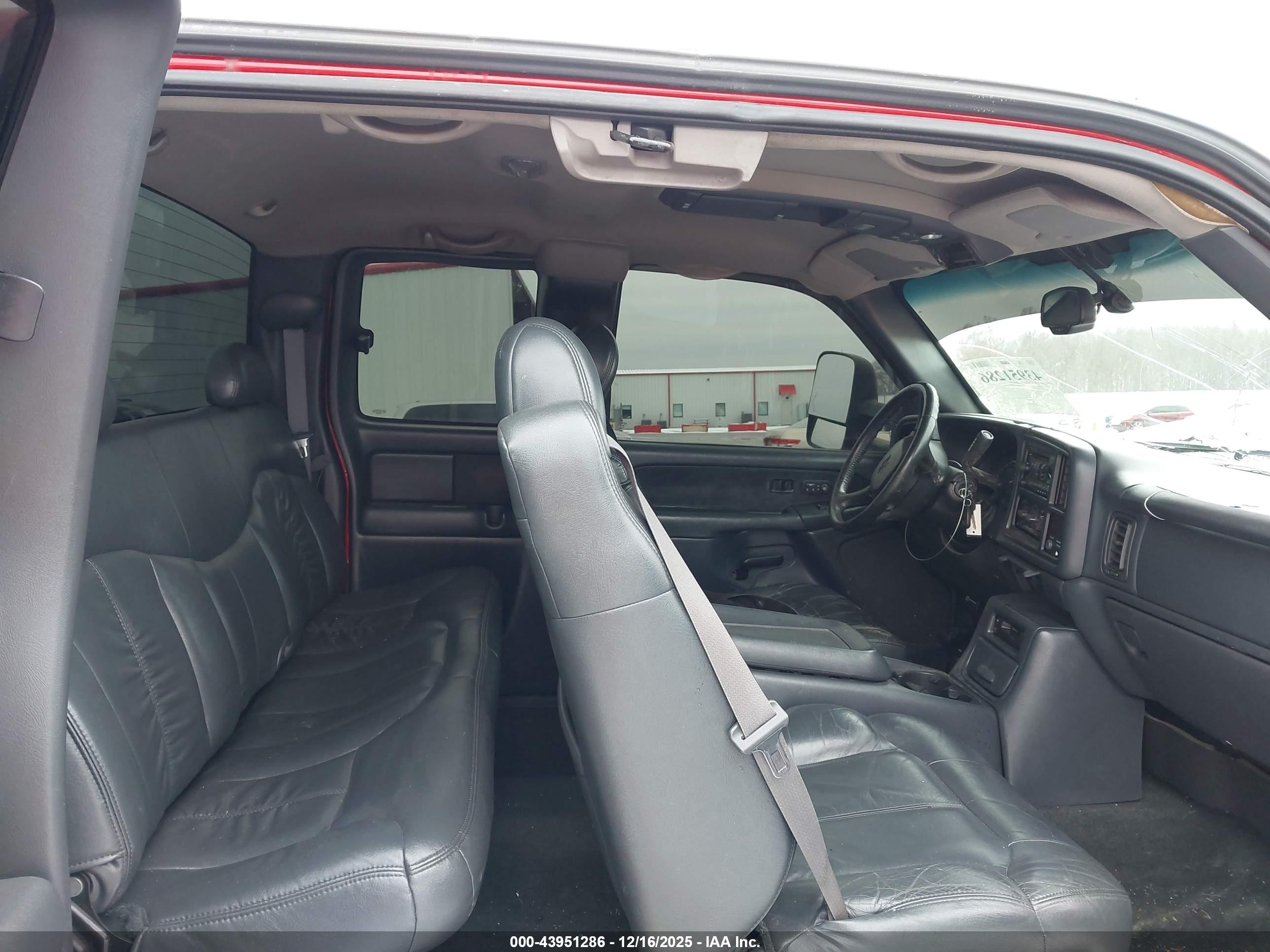CHEVROLET SILVERADO image 8