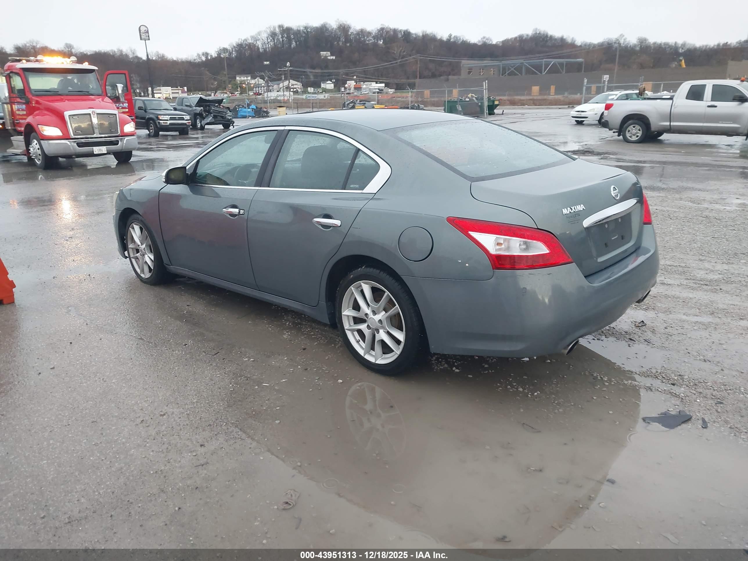 NISSAN MAXIMA image 3