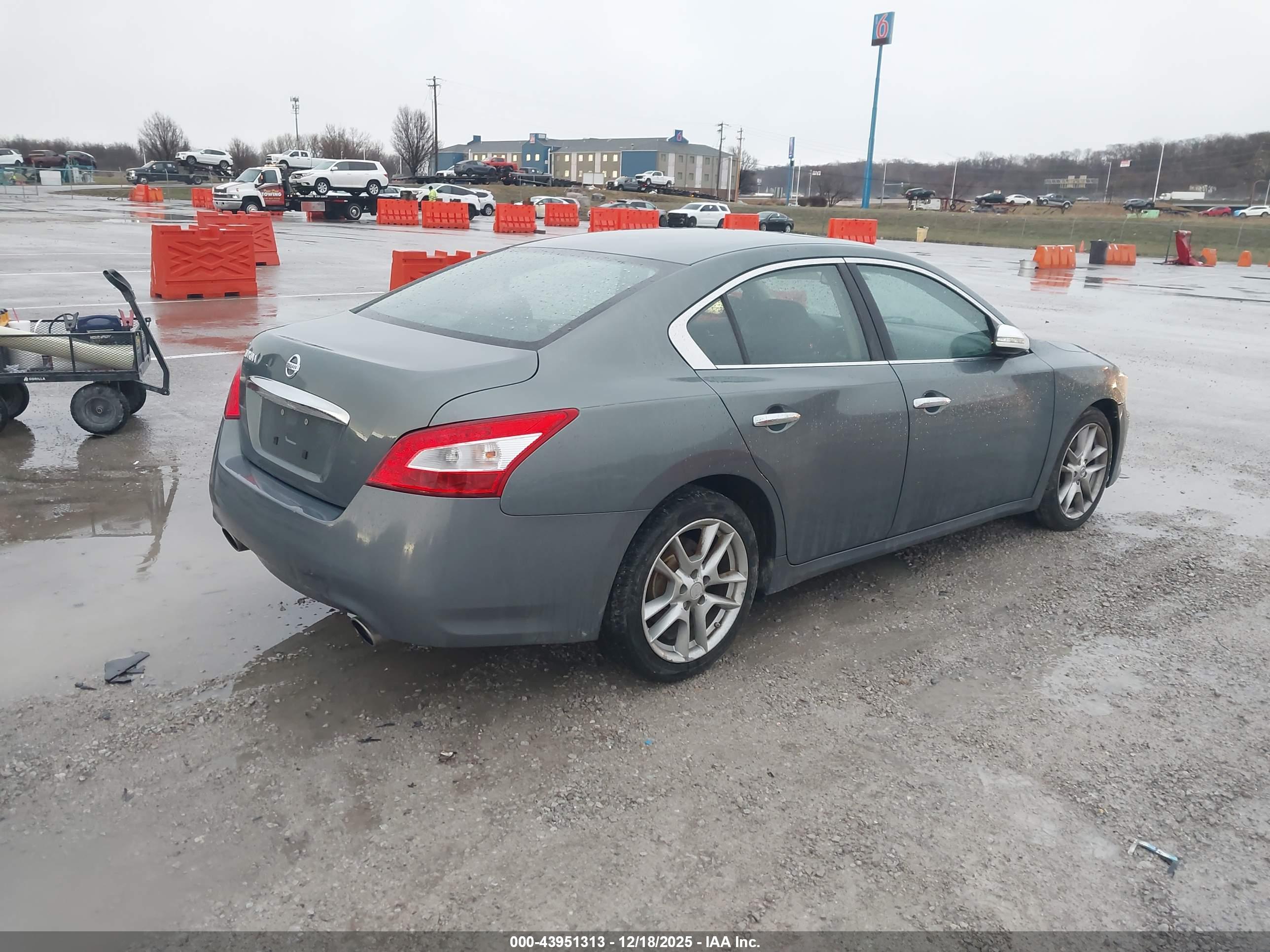 NISSAN MAXIMA image 4