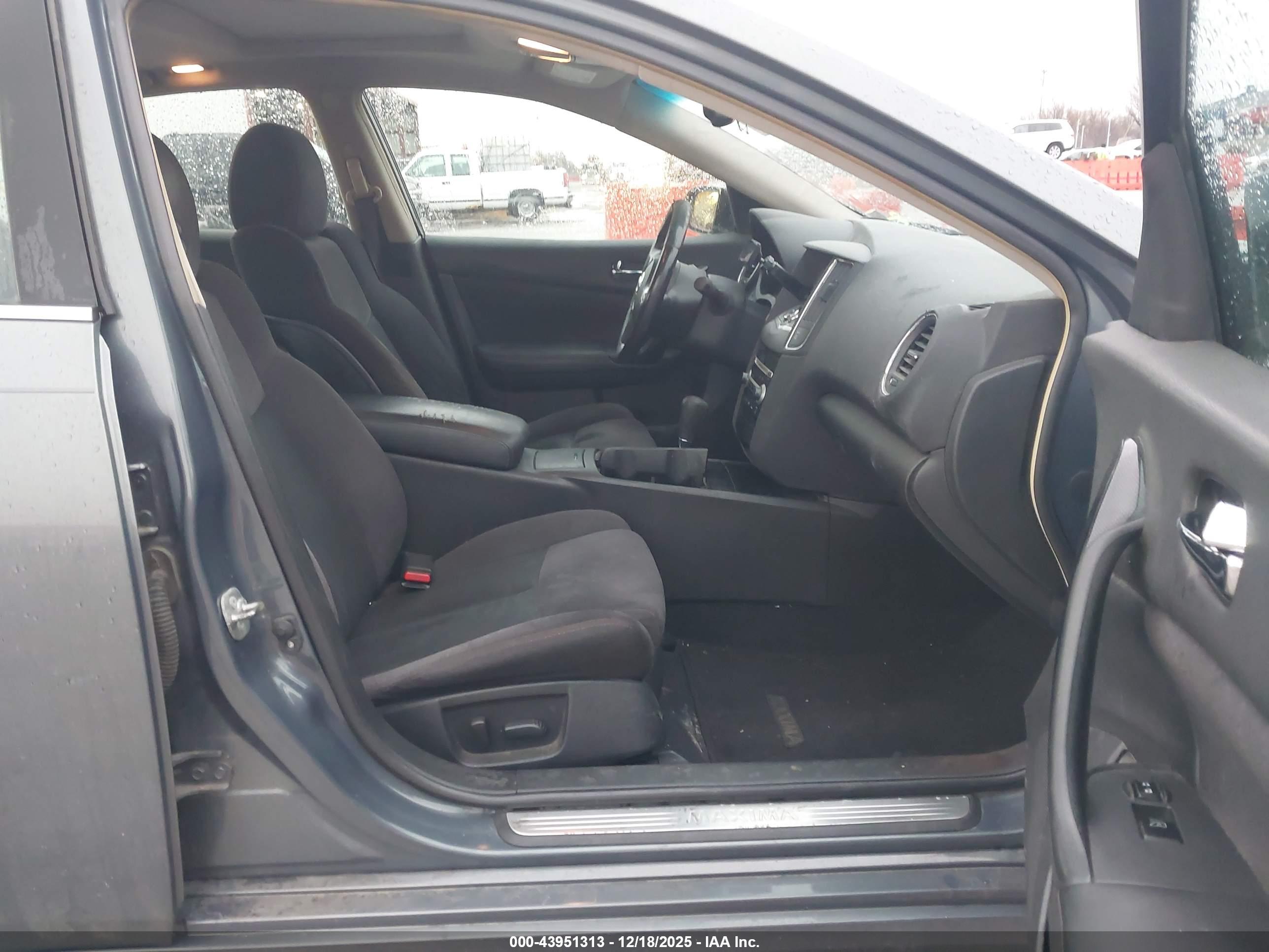 NISSAN MAXIMA image 5