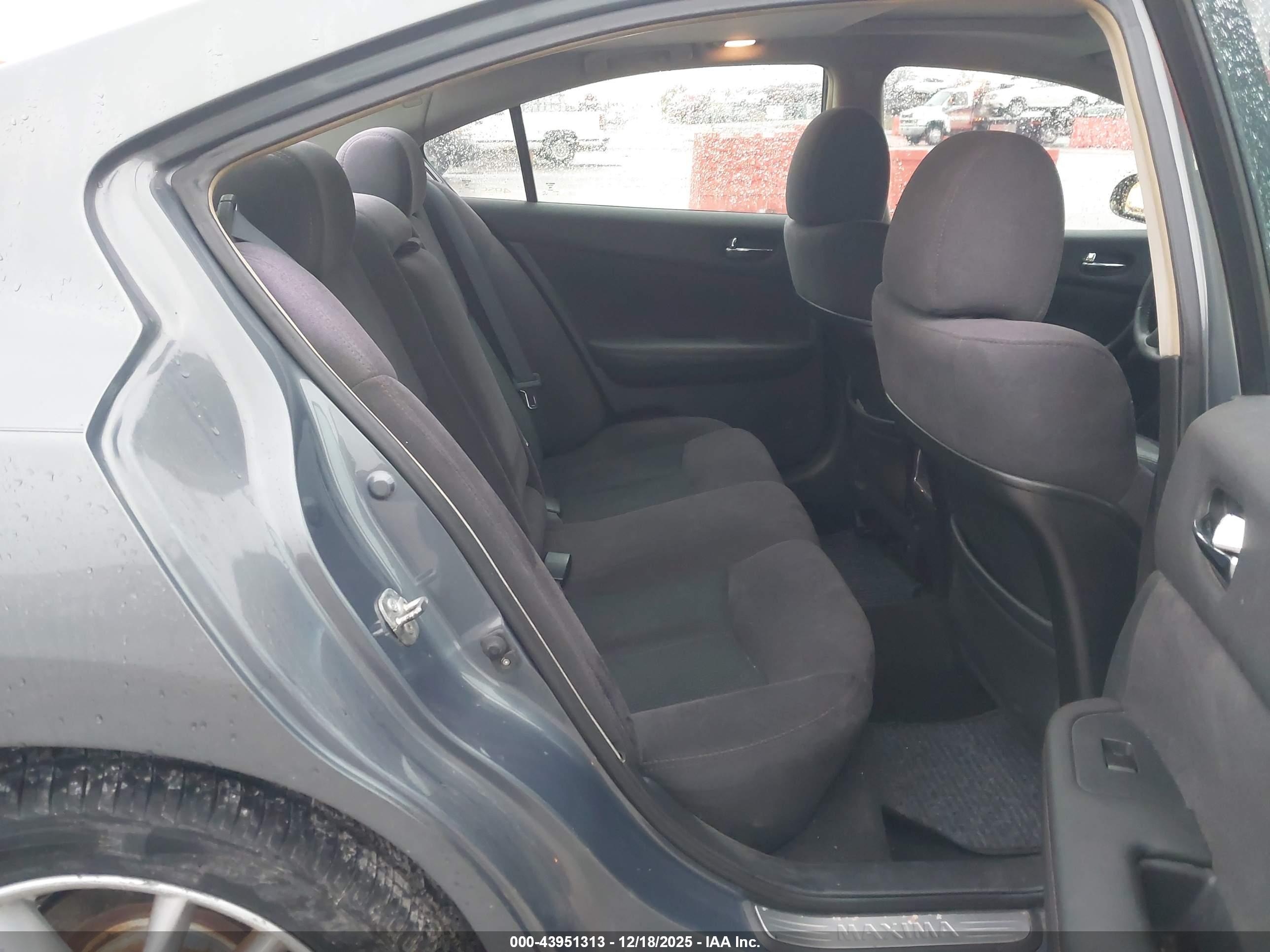 NISSAN MAXIMA image 8