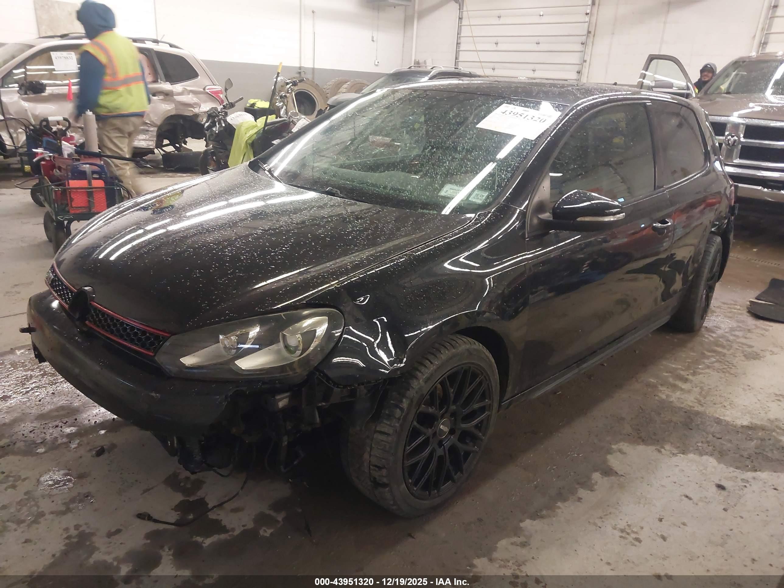 VOLKSWAGEN GTI image 2