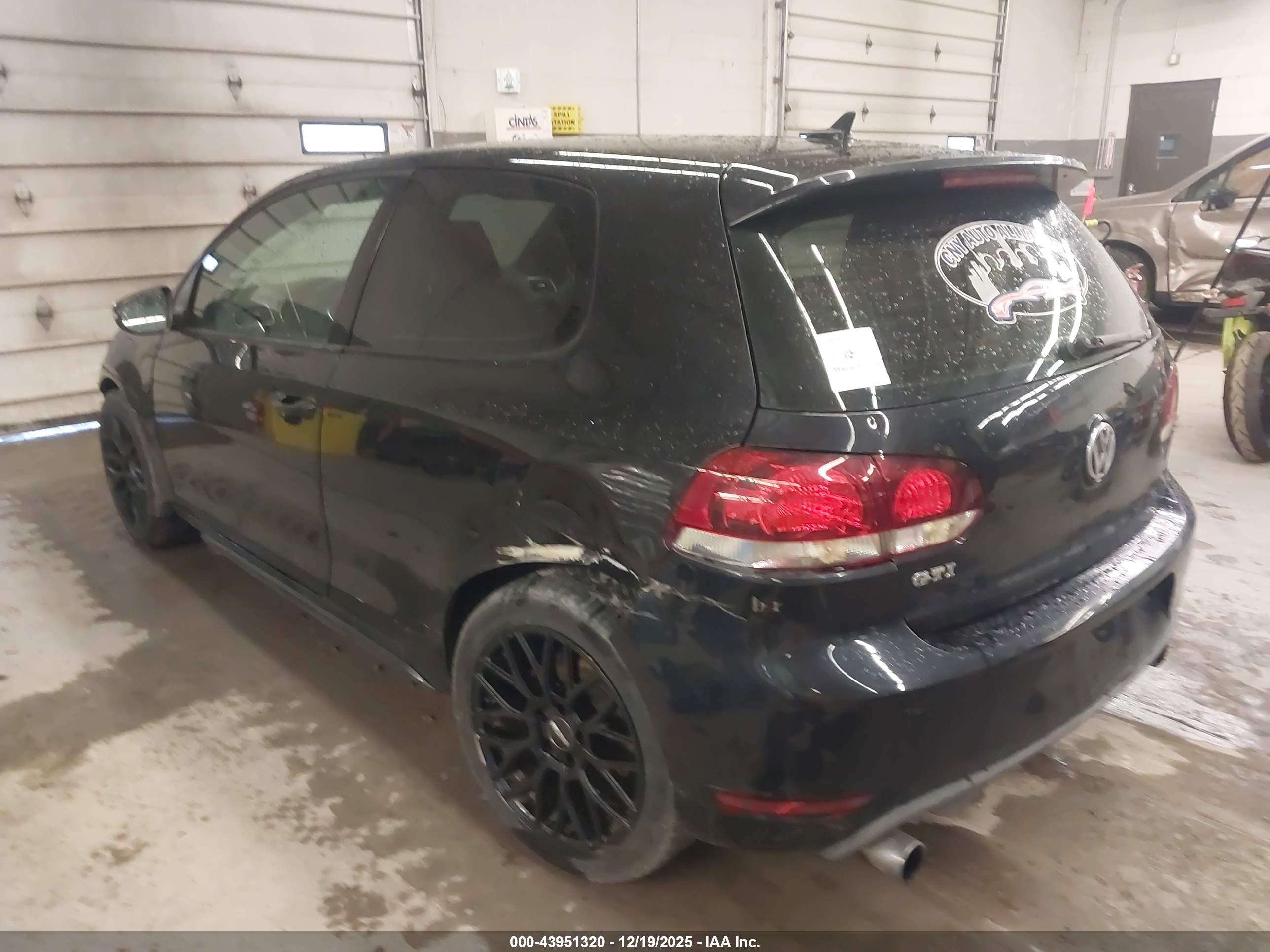 VOLKSWAGEN GTI image 3