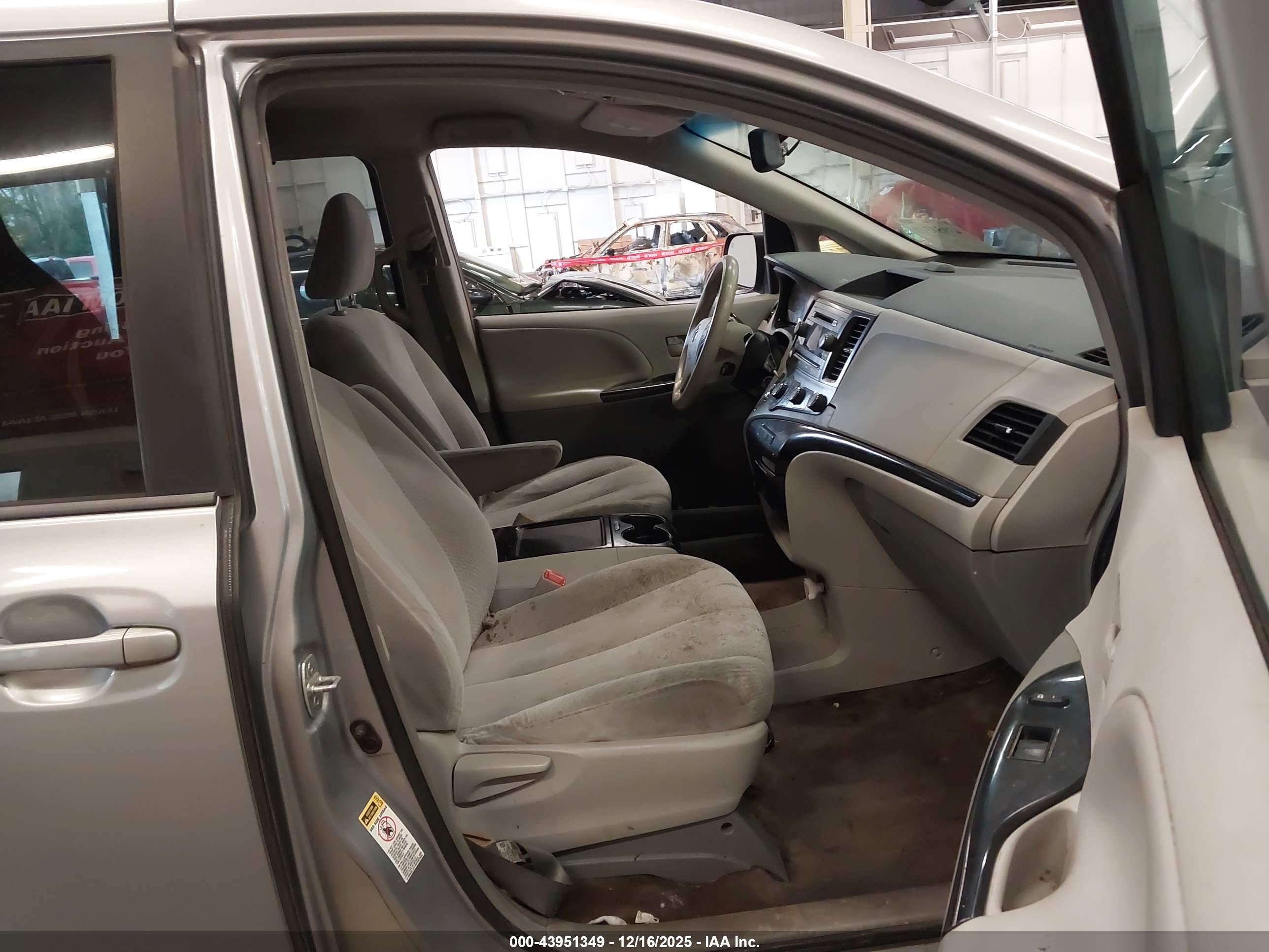 TOYOTA SIENNA image 5
