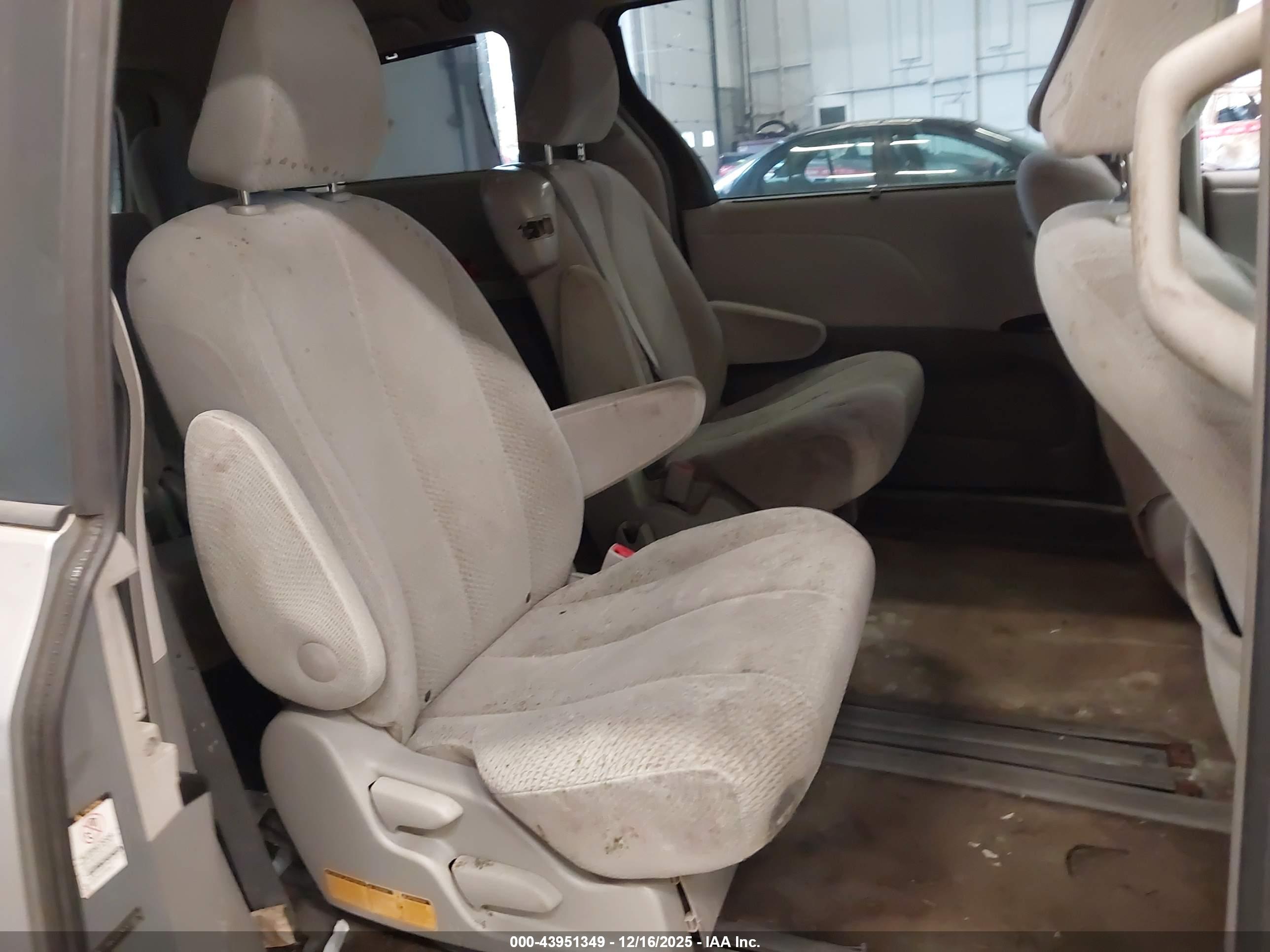 TOYOTA SIENNA image 8