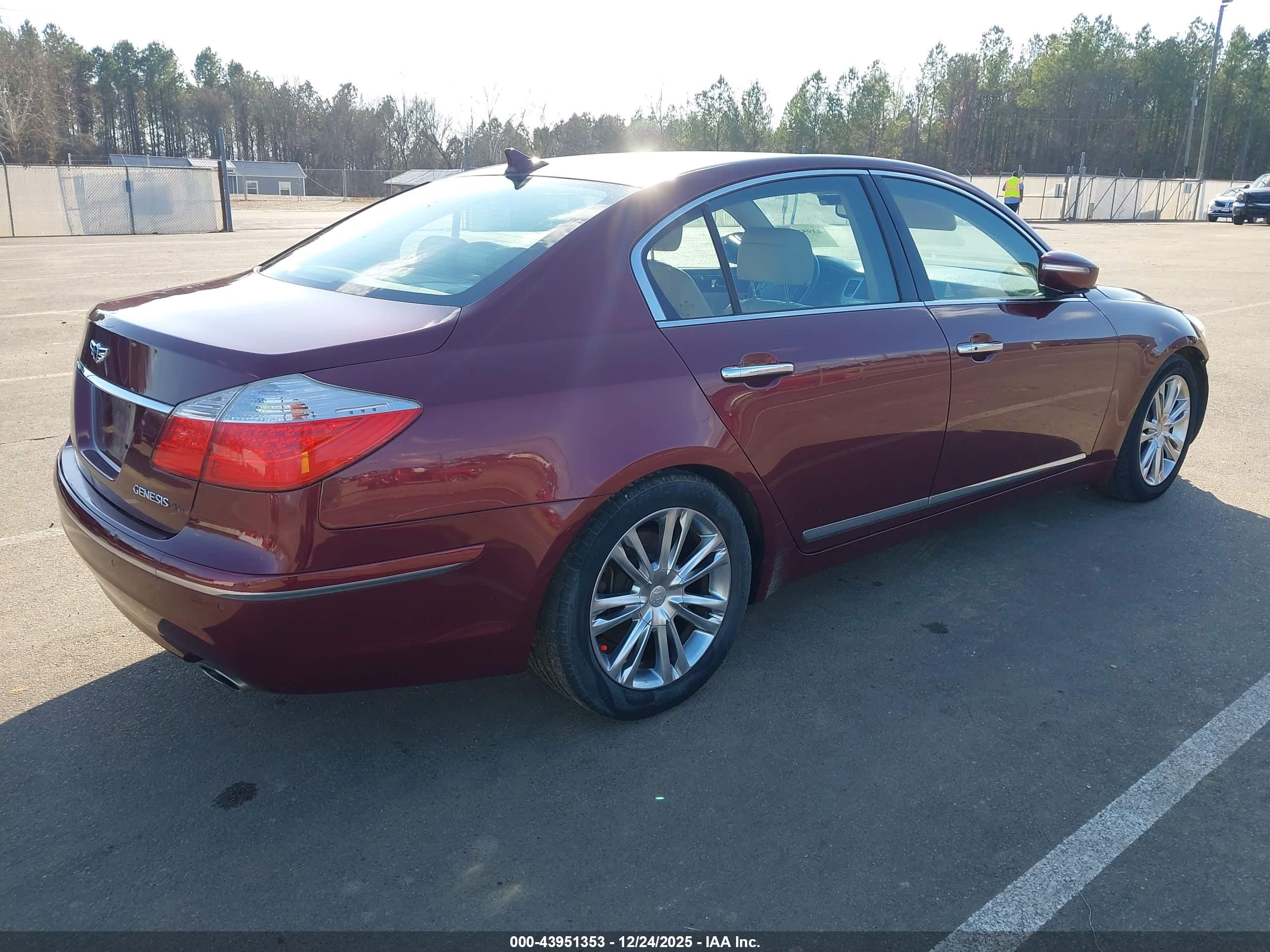 HYUNDAI GENESIS image 4