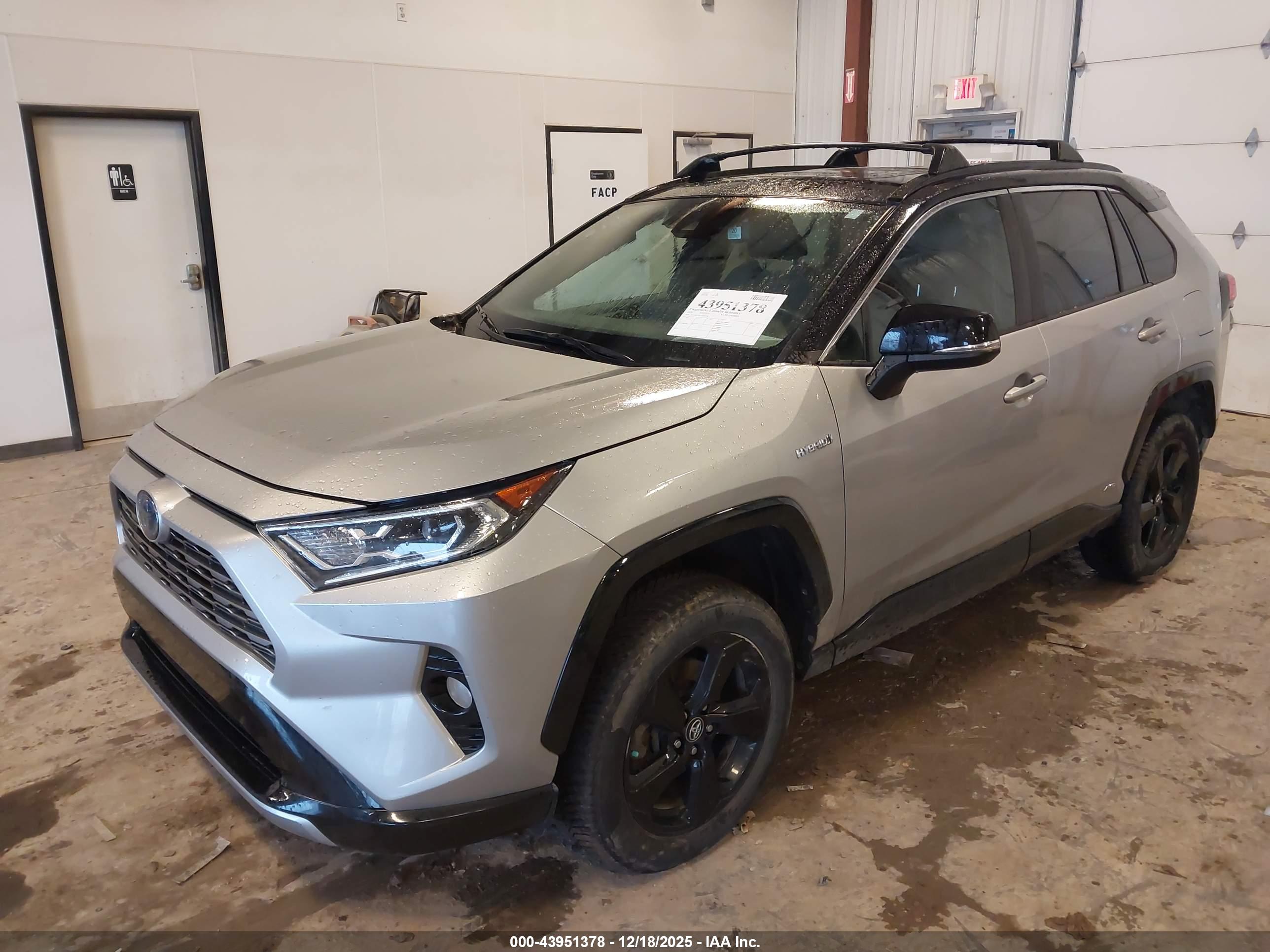 TOYOTA RAV4 image 2
