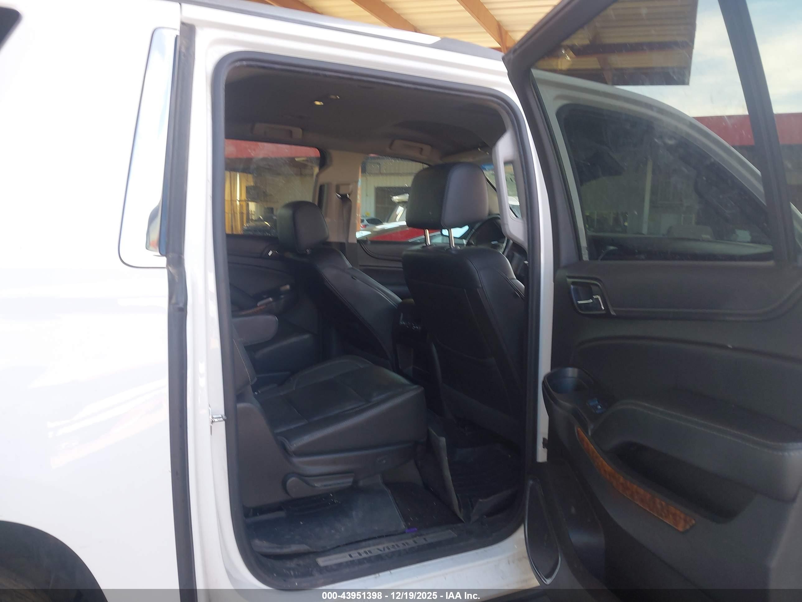 CHEVROLET SUBURBAN image 8
