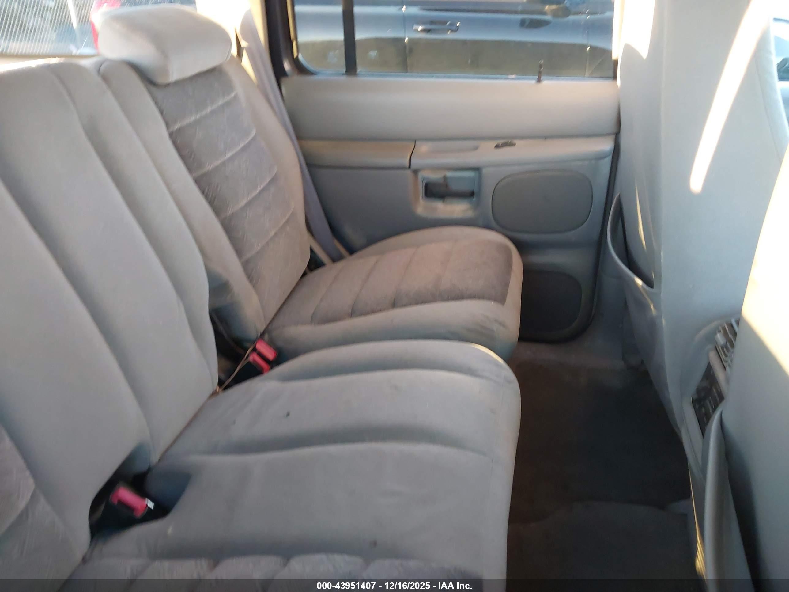 FORD EXPLORER image 8