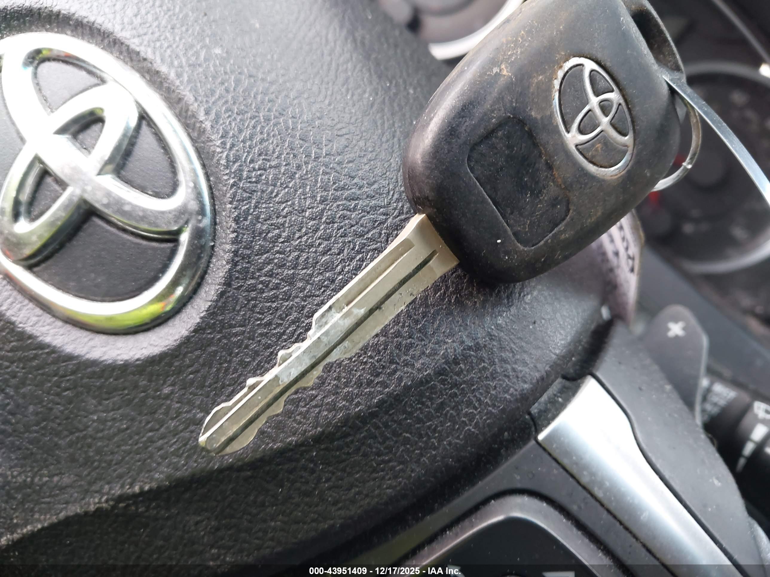 TOYOTA CAMRY image 11