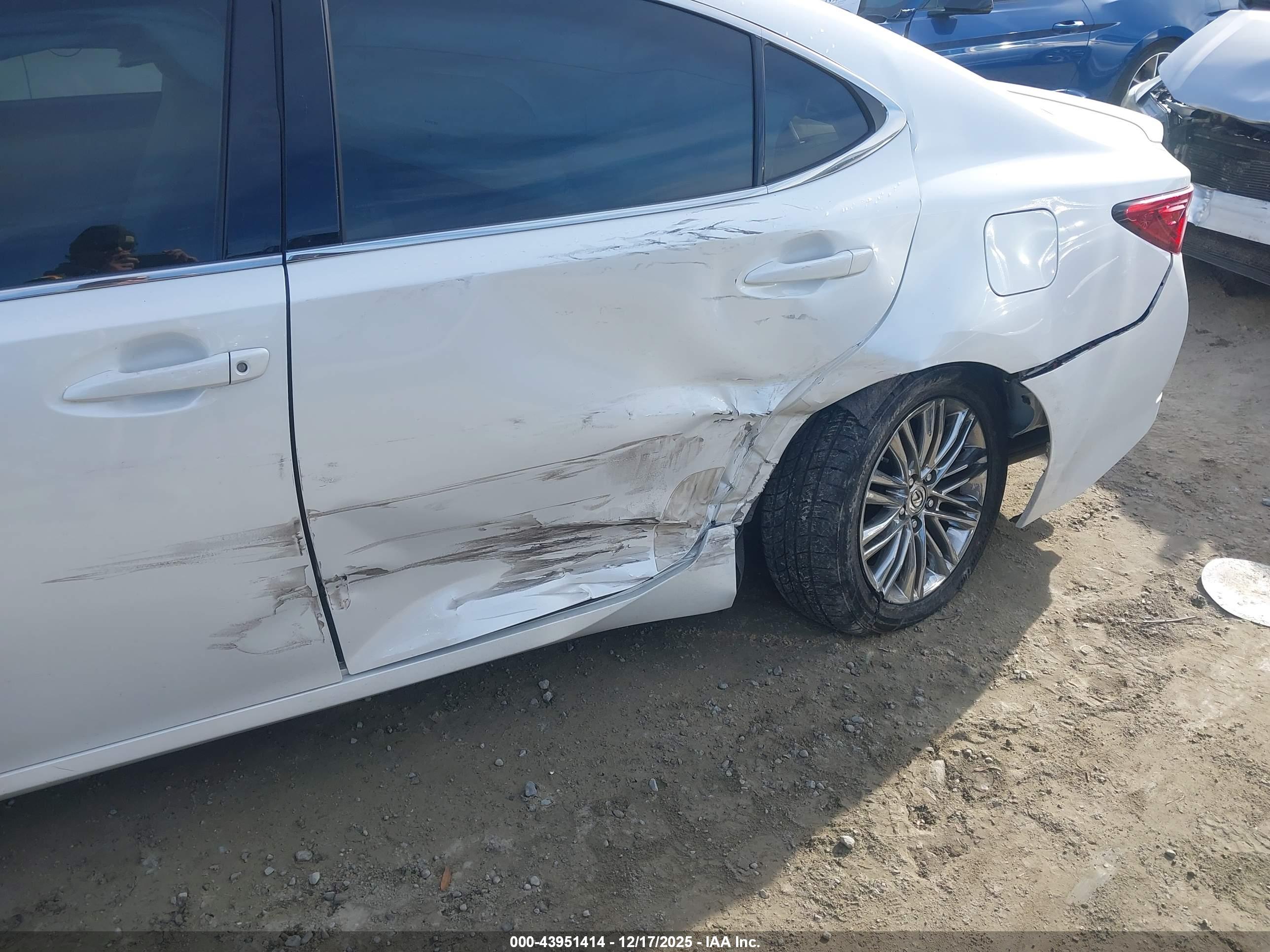 LEXUS ES image 6