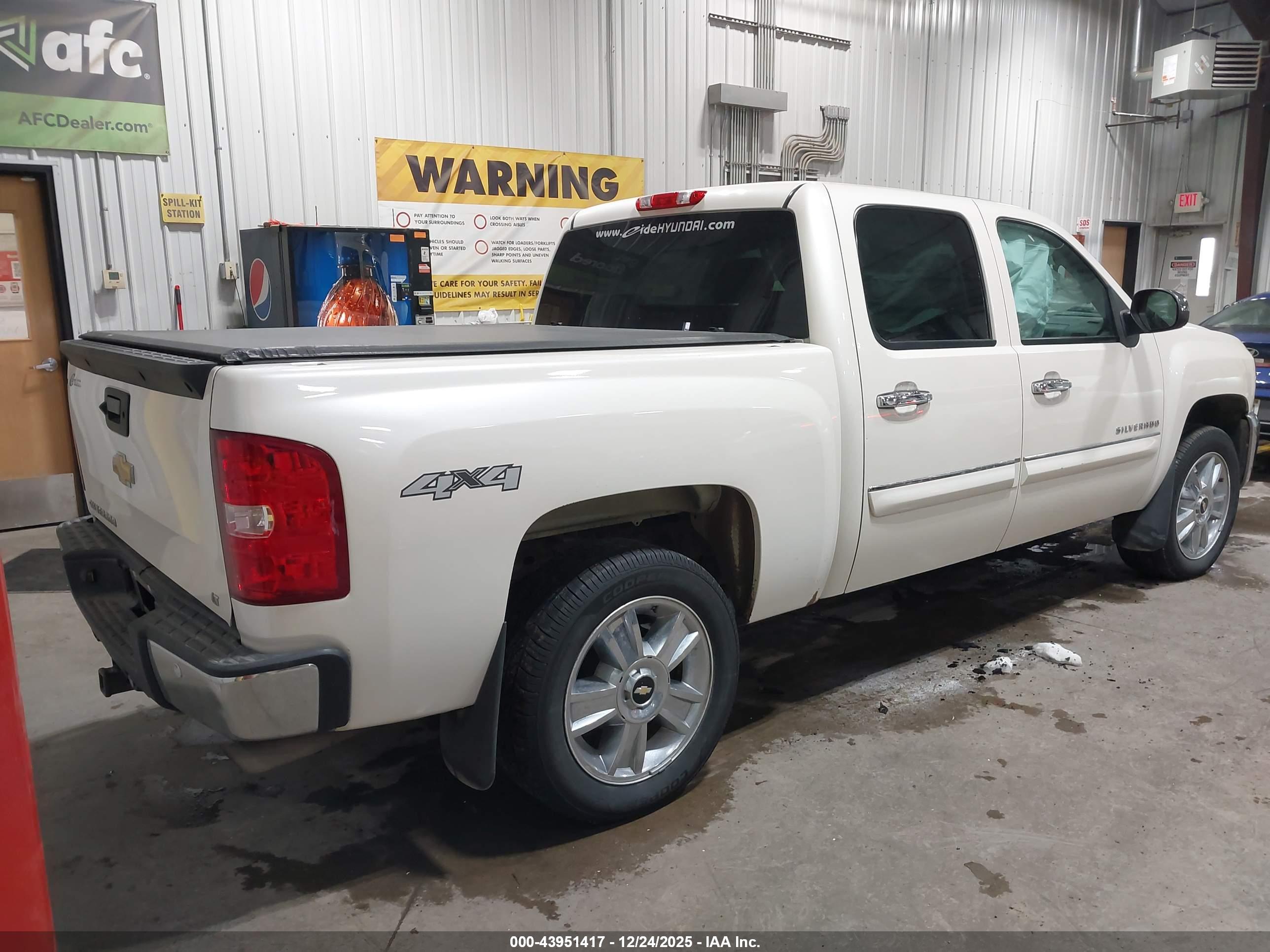 CHEVROLET SILVERADO image 4