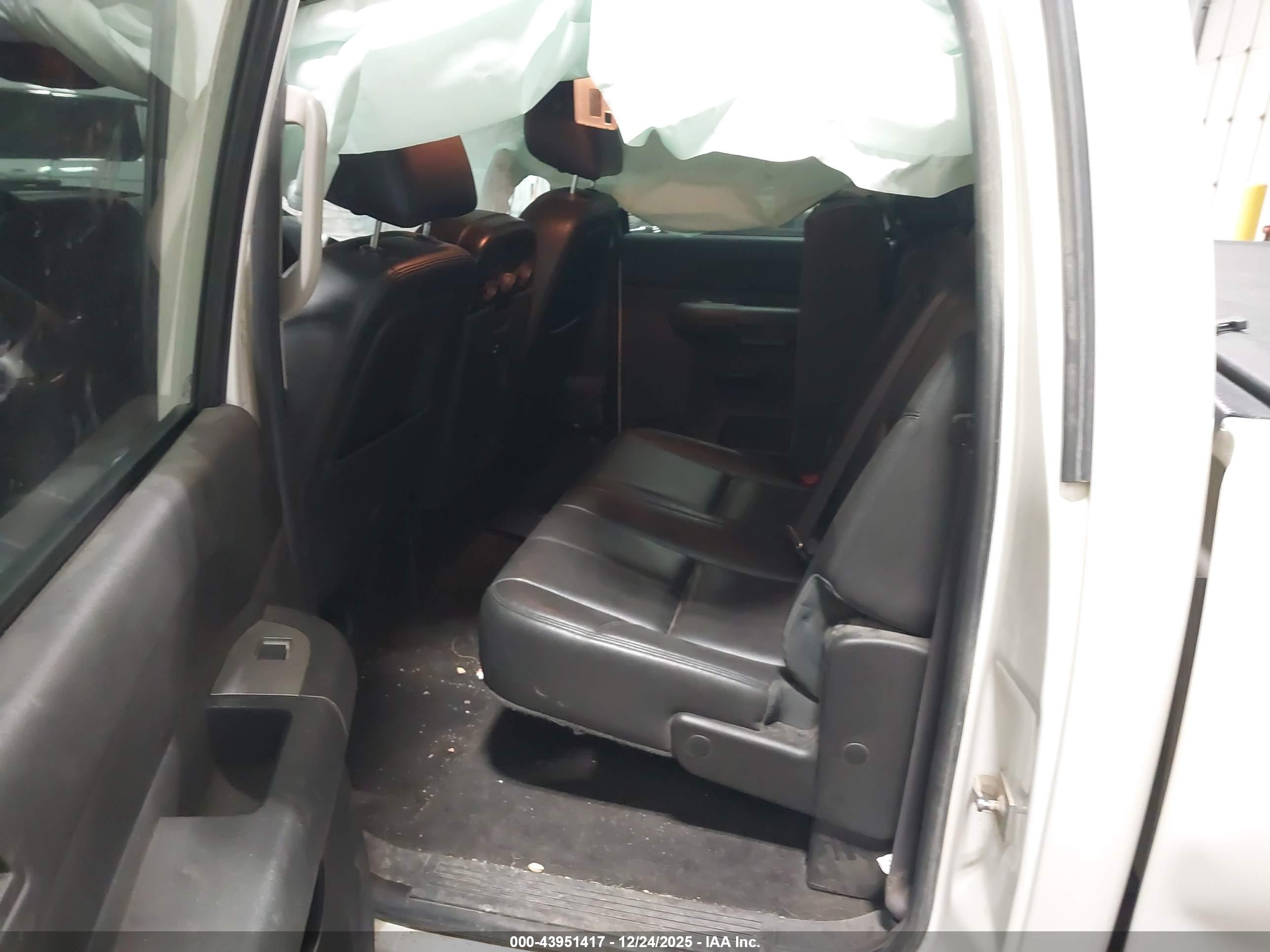 CHEVROLET SILVERADO image 8