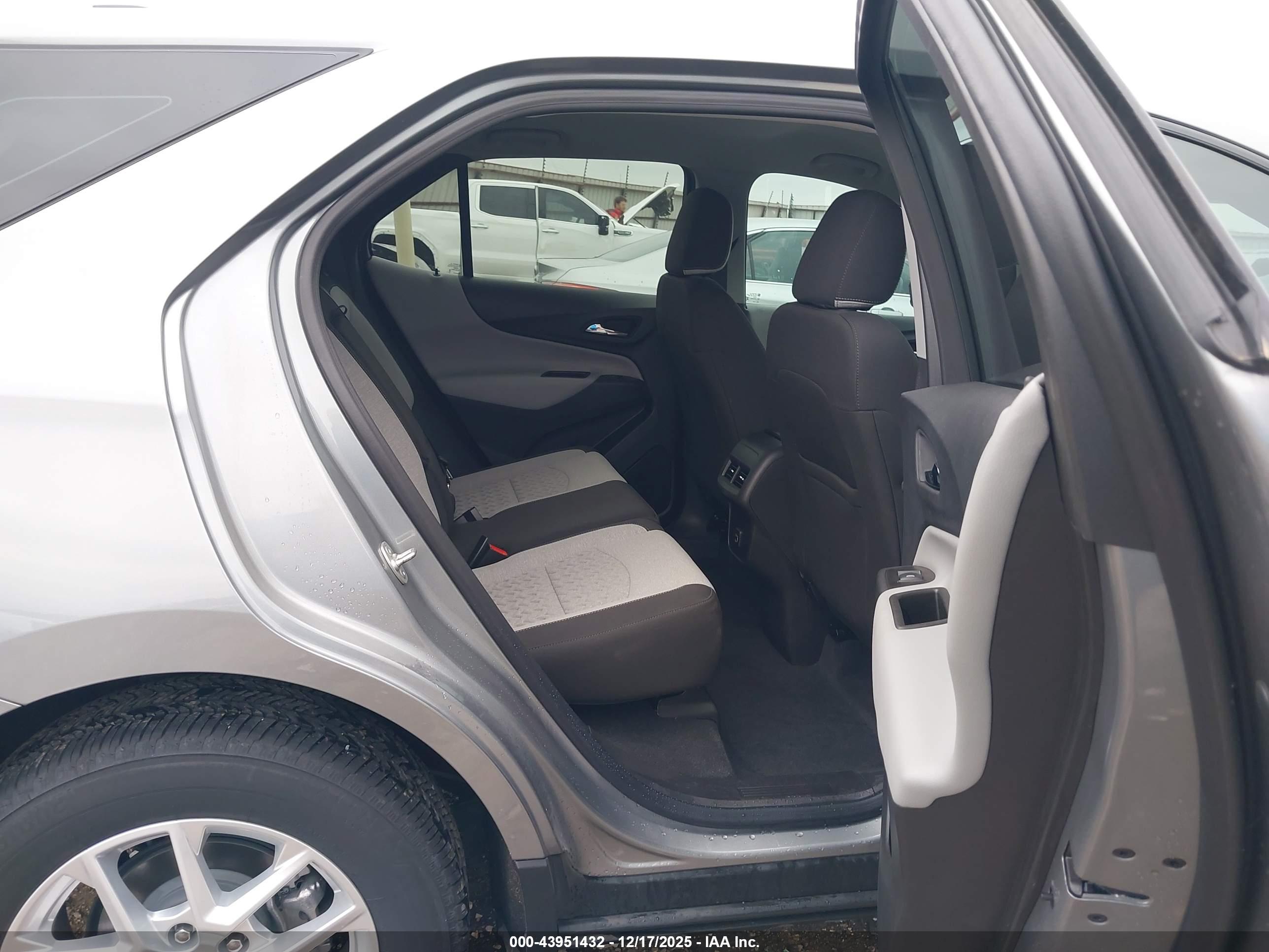 CHEVROLET EQUINOX image 8