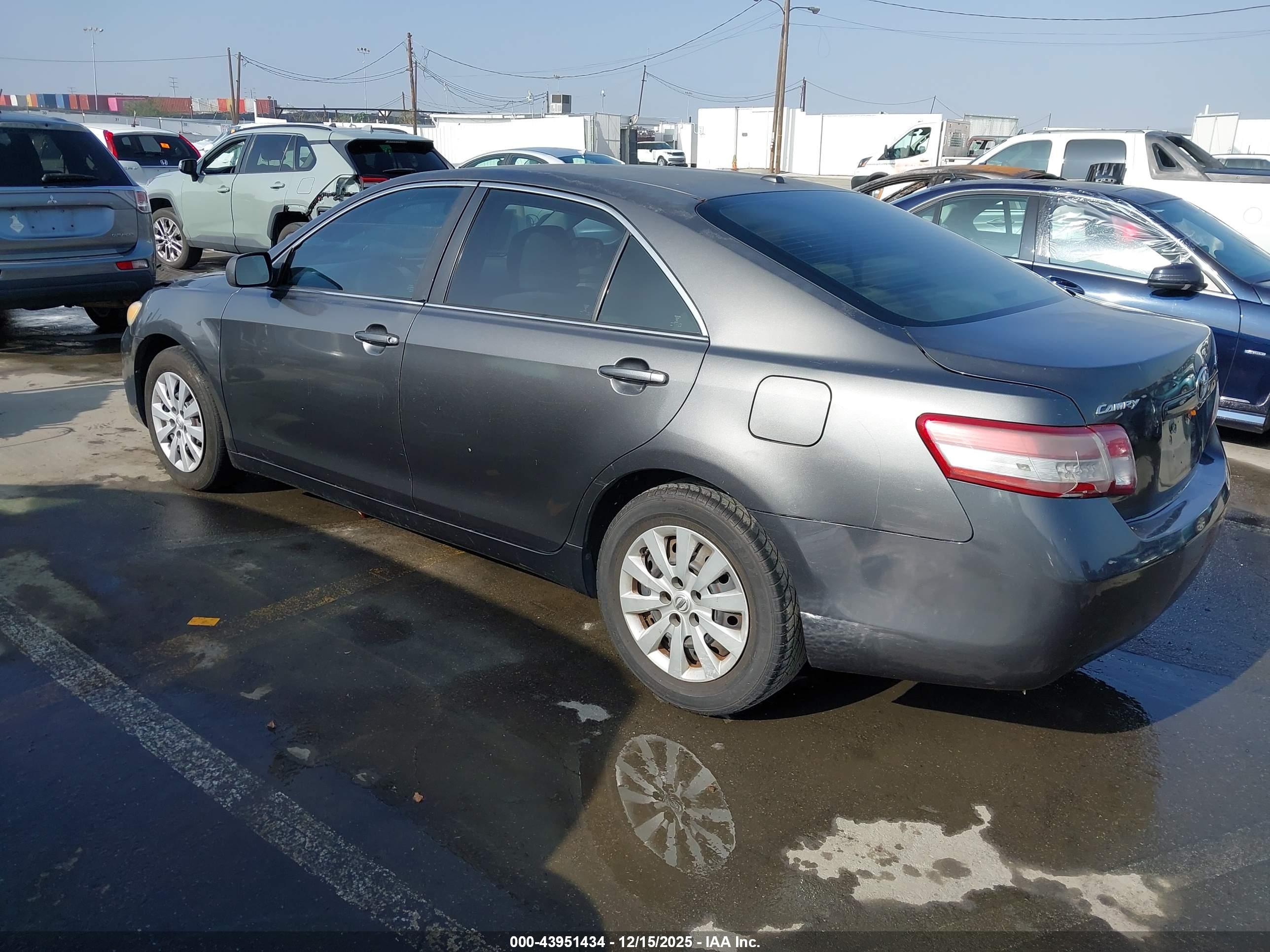 TOYOTA CAMRY image 3