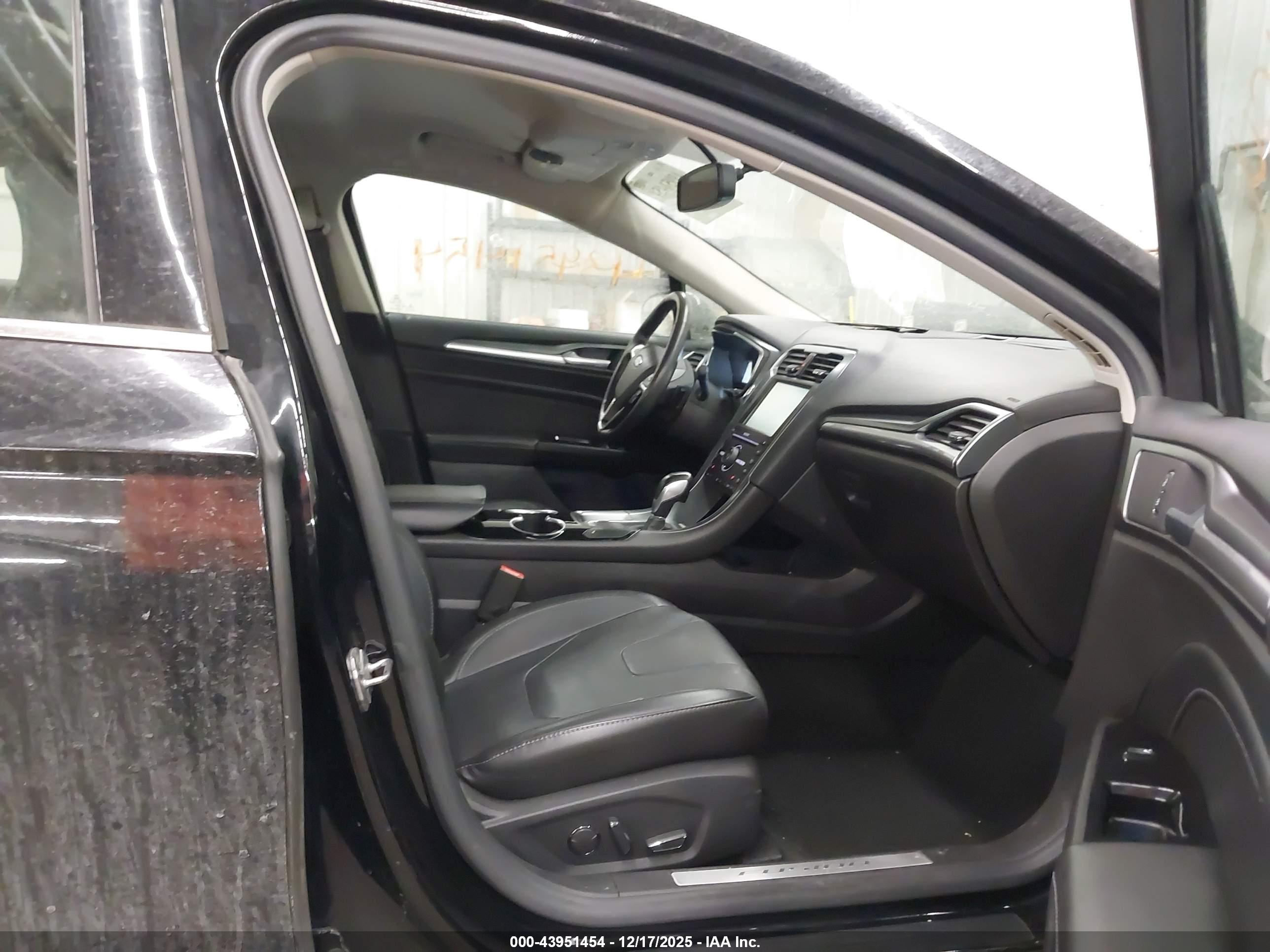 FORD FUSION image 5