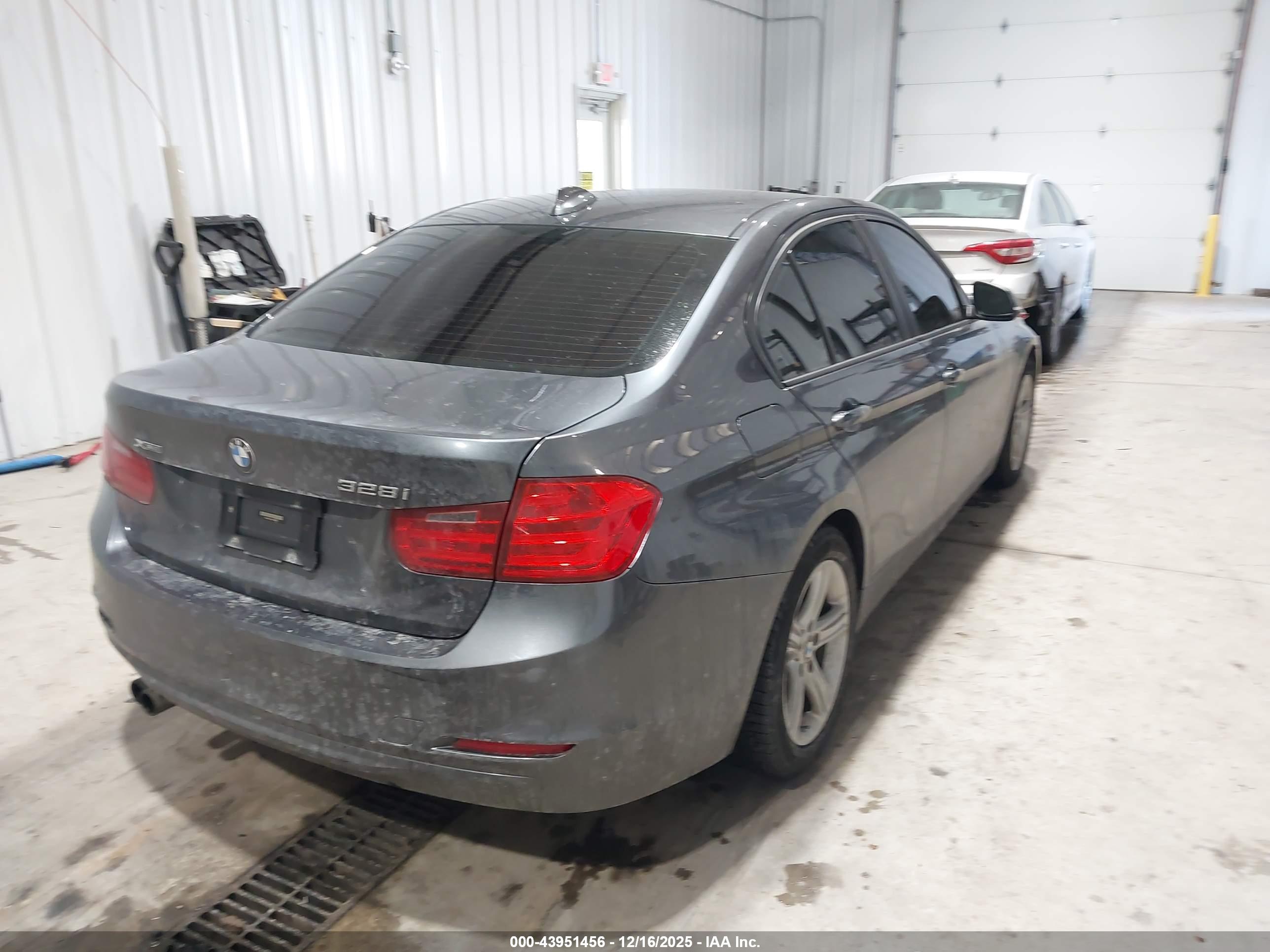 BMW 328I image 4