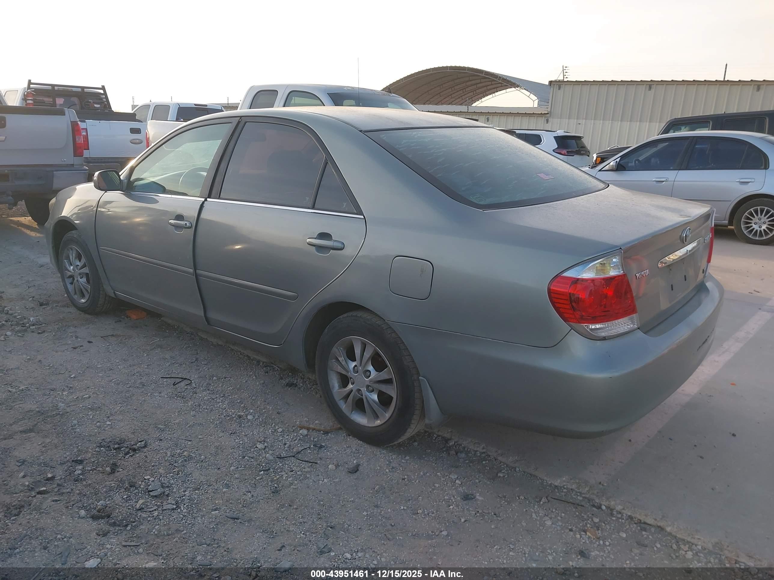 TOYOTA CAMRY image 3