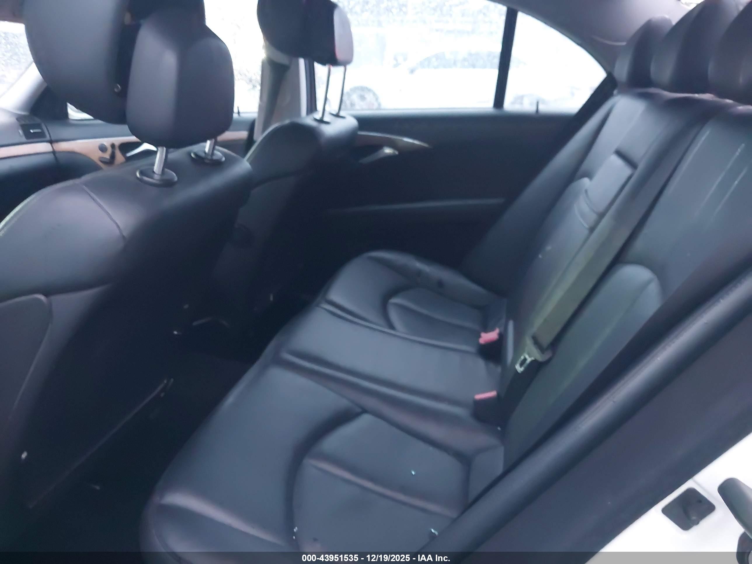 MERCEDES-BENZ E image 8