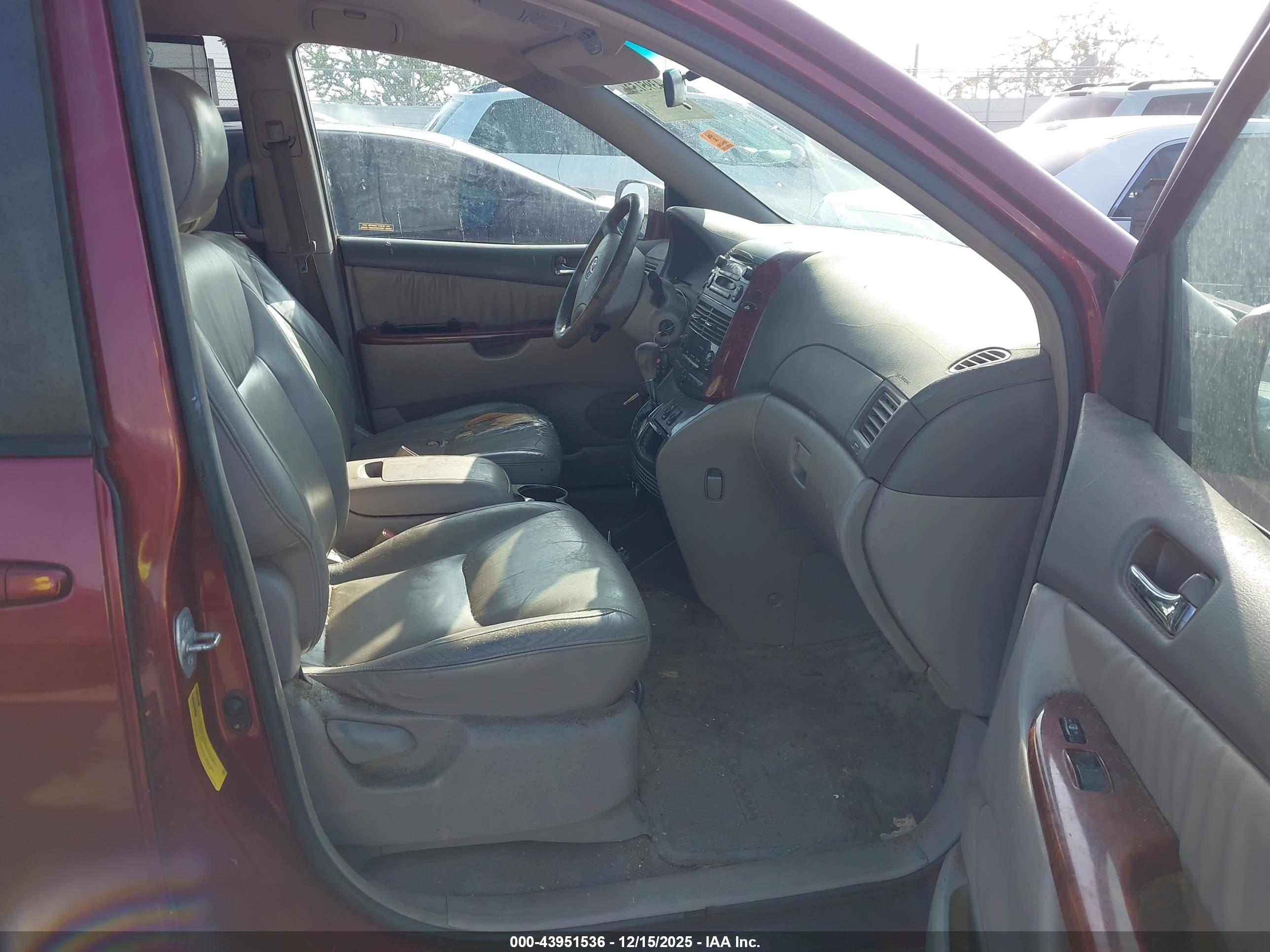 TOYOTA SIENNA image 5