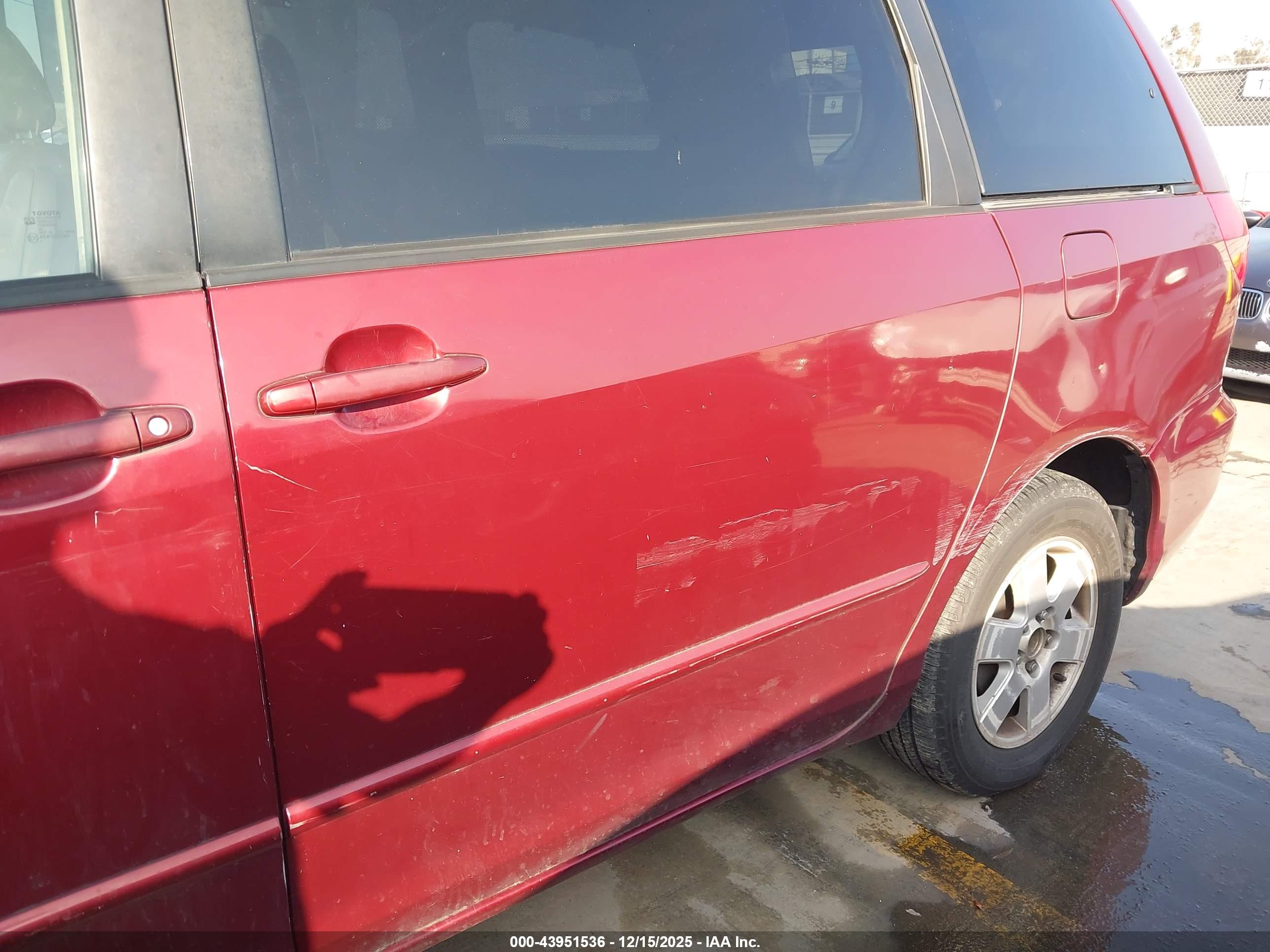 TOYOTA SIENNA image 6