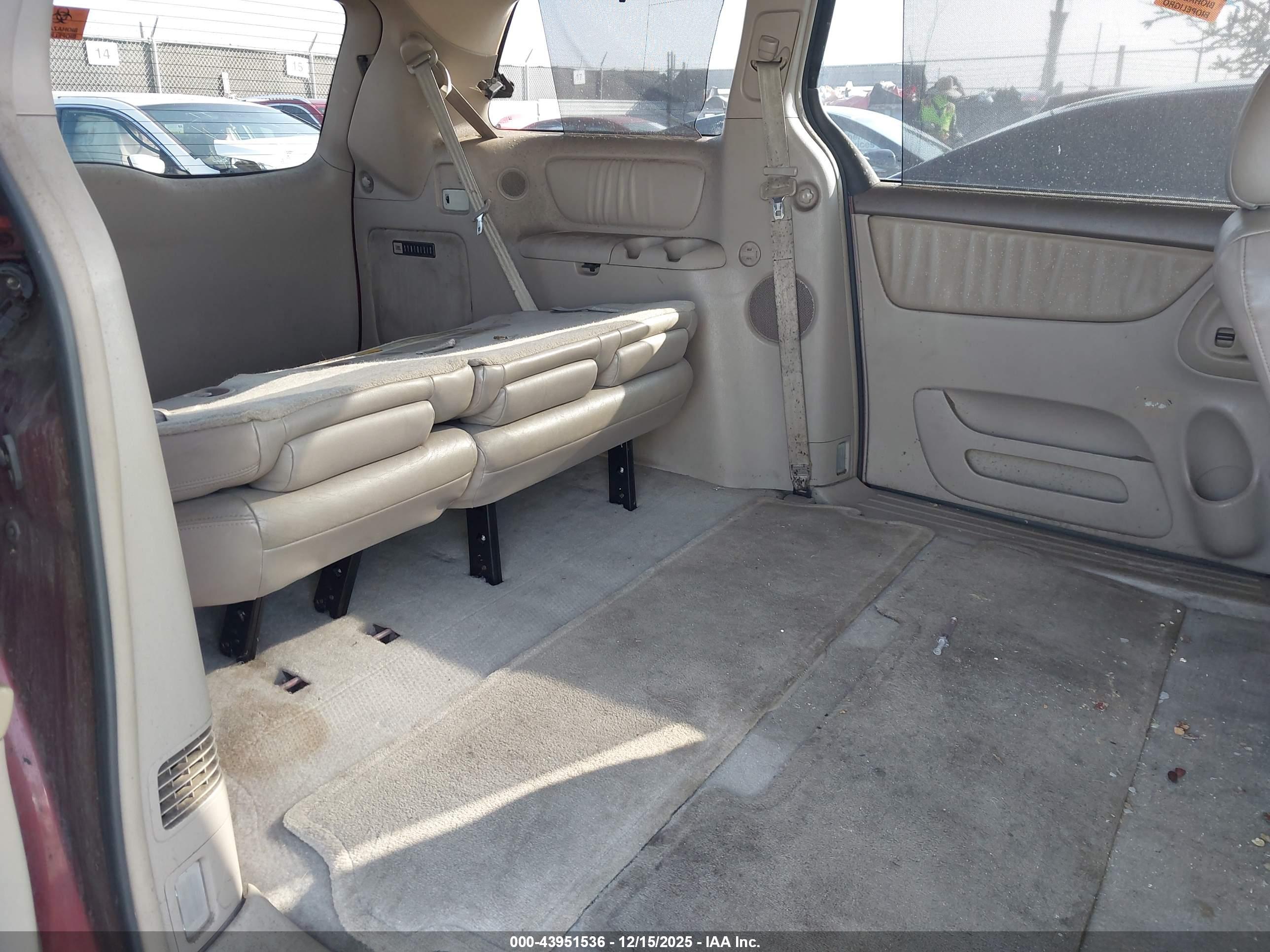 TOYOTA SIENNA image 8