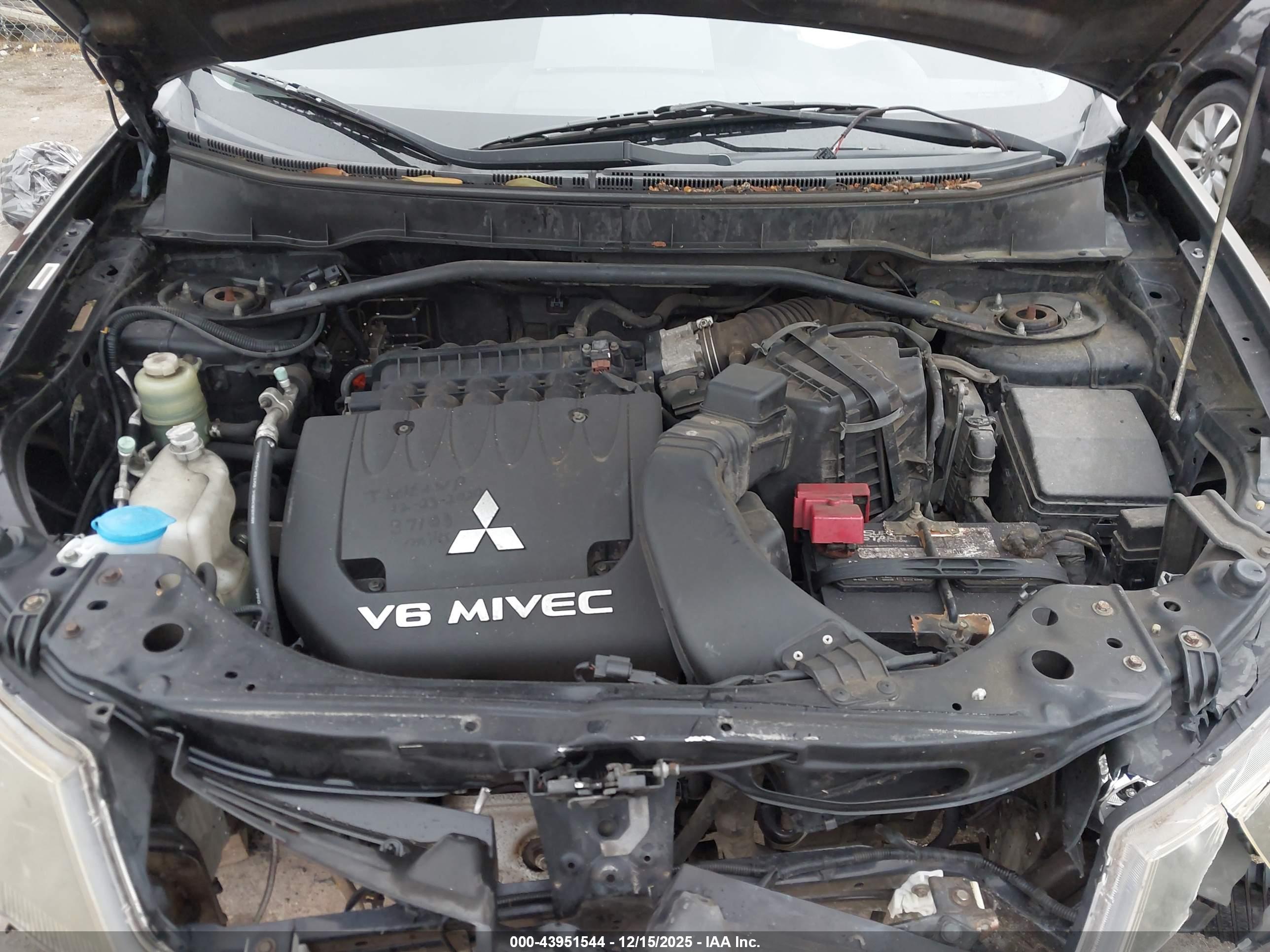 MITSUBISHI OUTLANDER image 10