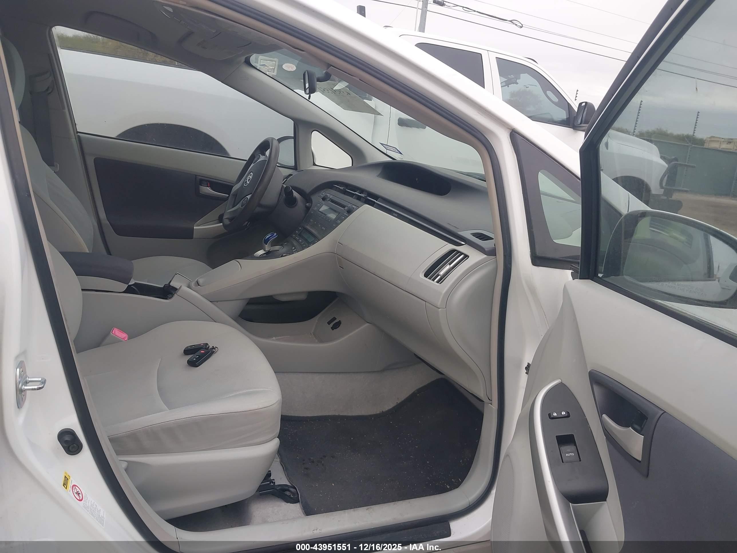 TOYOTA PRIUS image 5