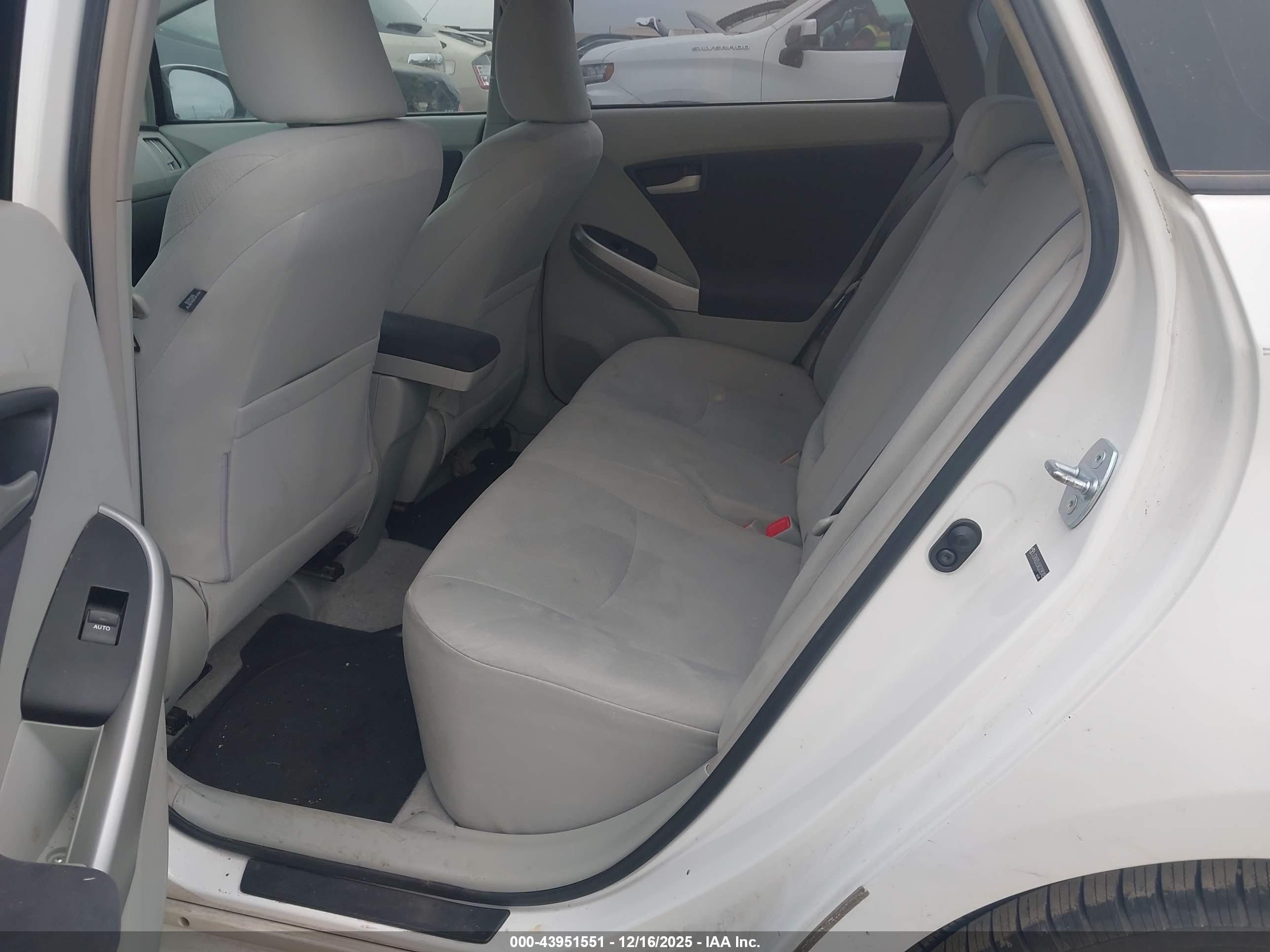 TOYOTA PRIUS image 8