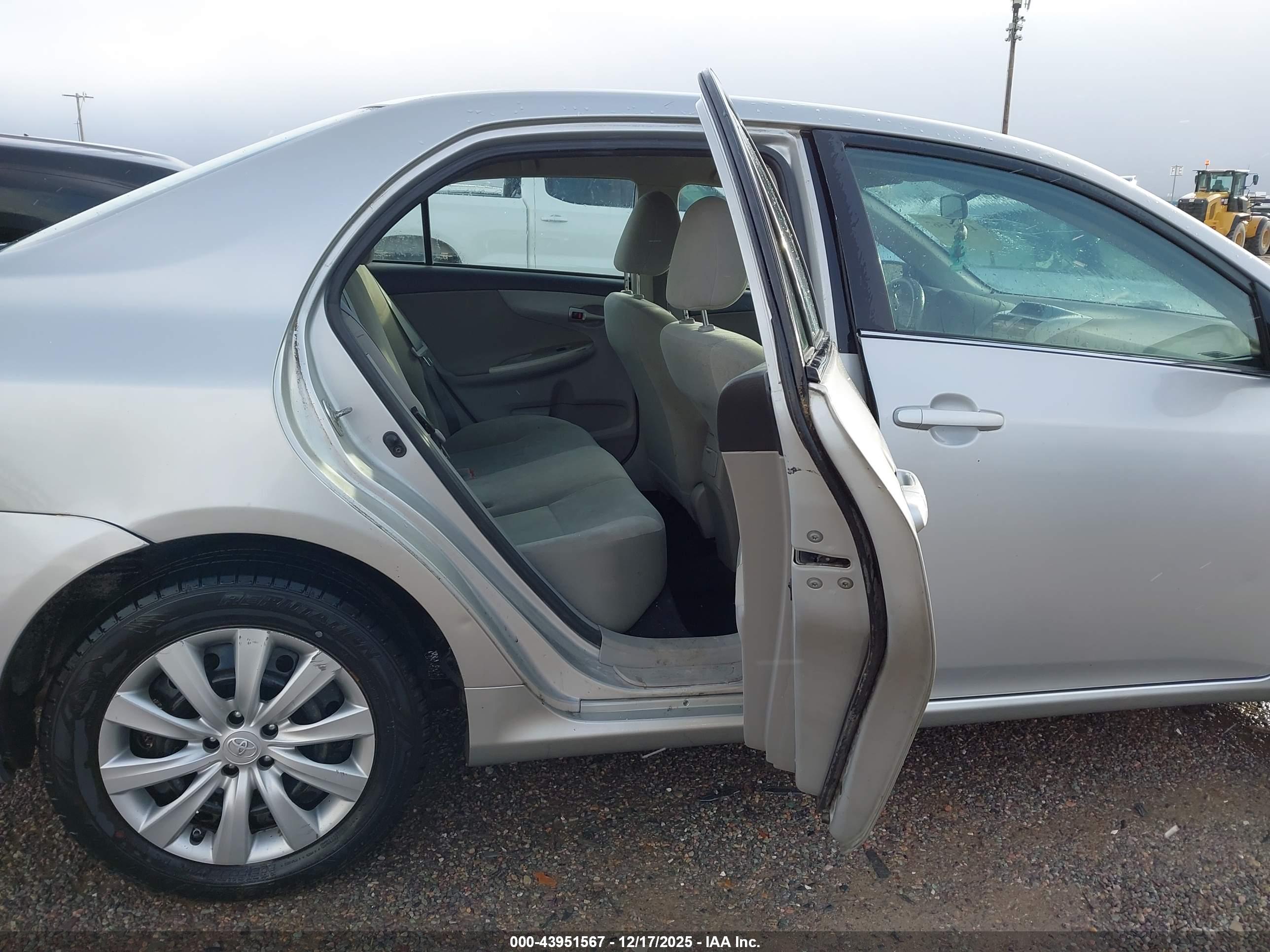 TOYOTA COROLLA image 8
