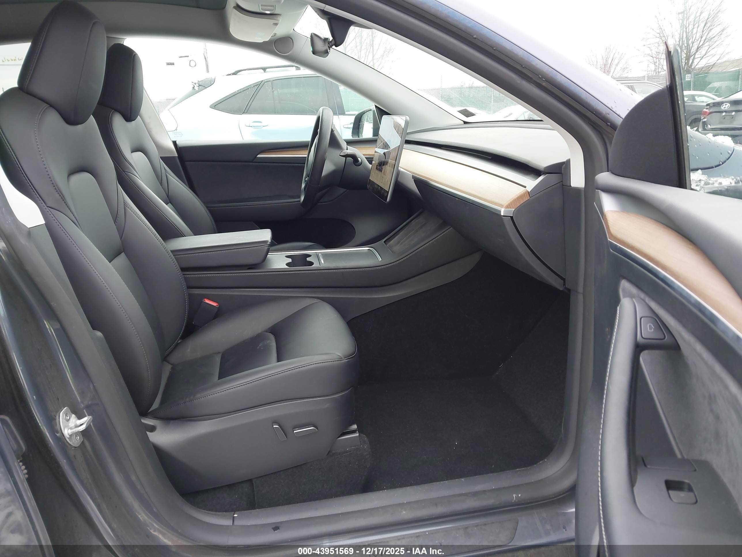 TESLA MODEL image 5
