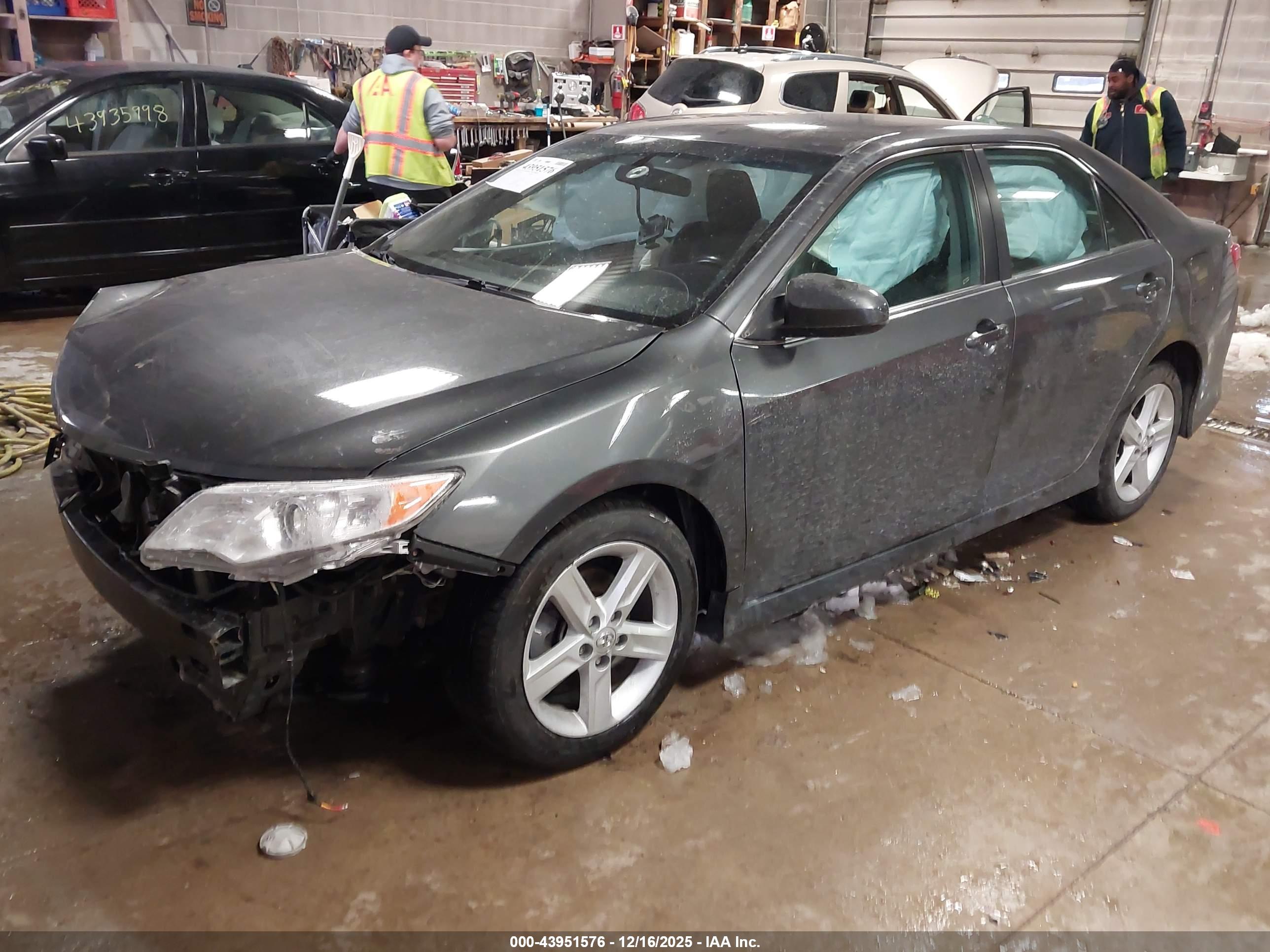 TOYOTA CAMRY image 2