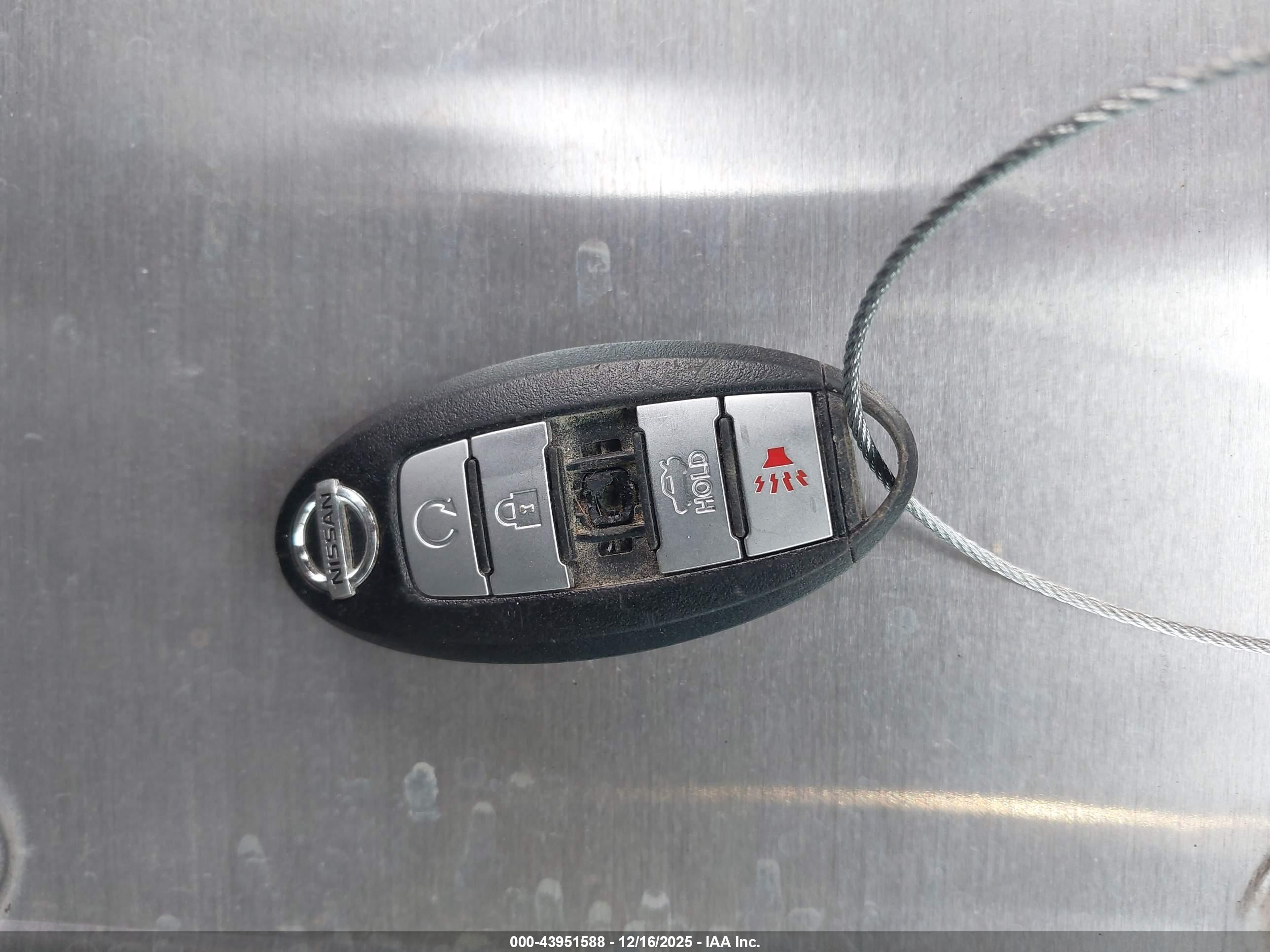 NISSAN MAXIMA image 11