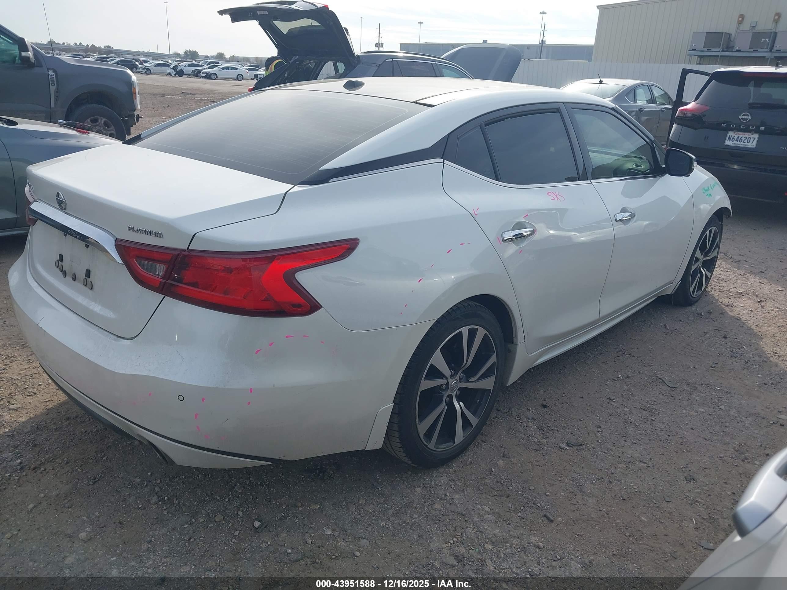 NISSAN MAXIMA image 4