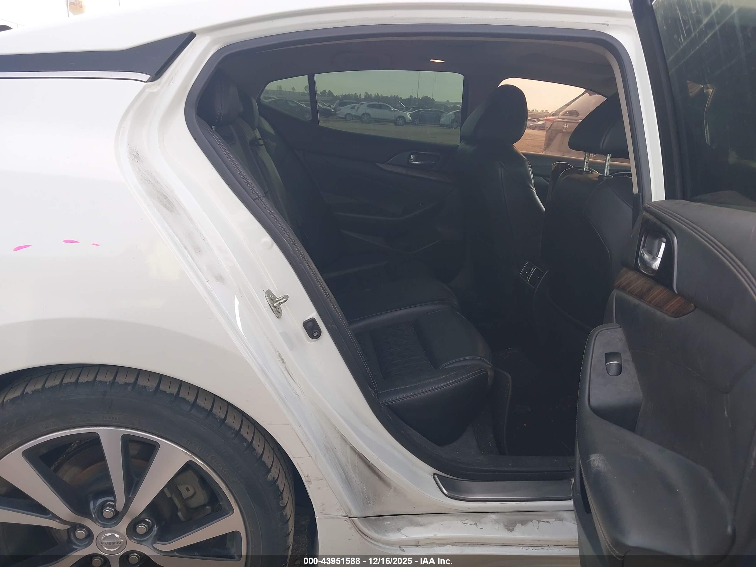 NISSAN MAXIMA image 8