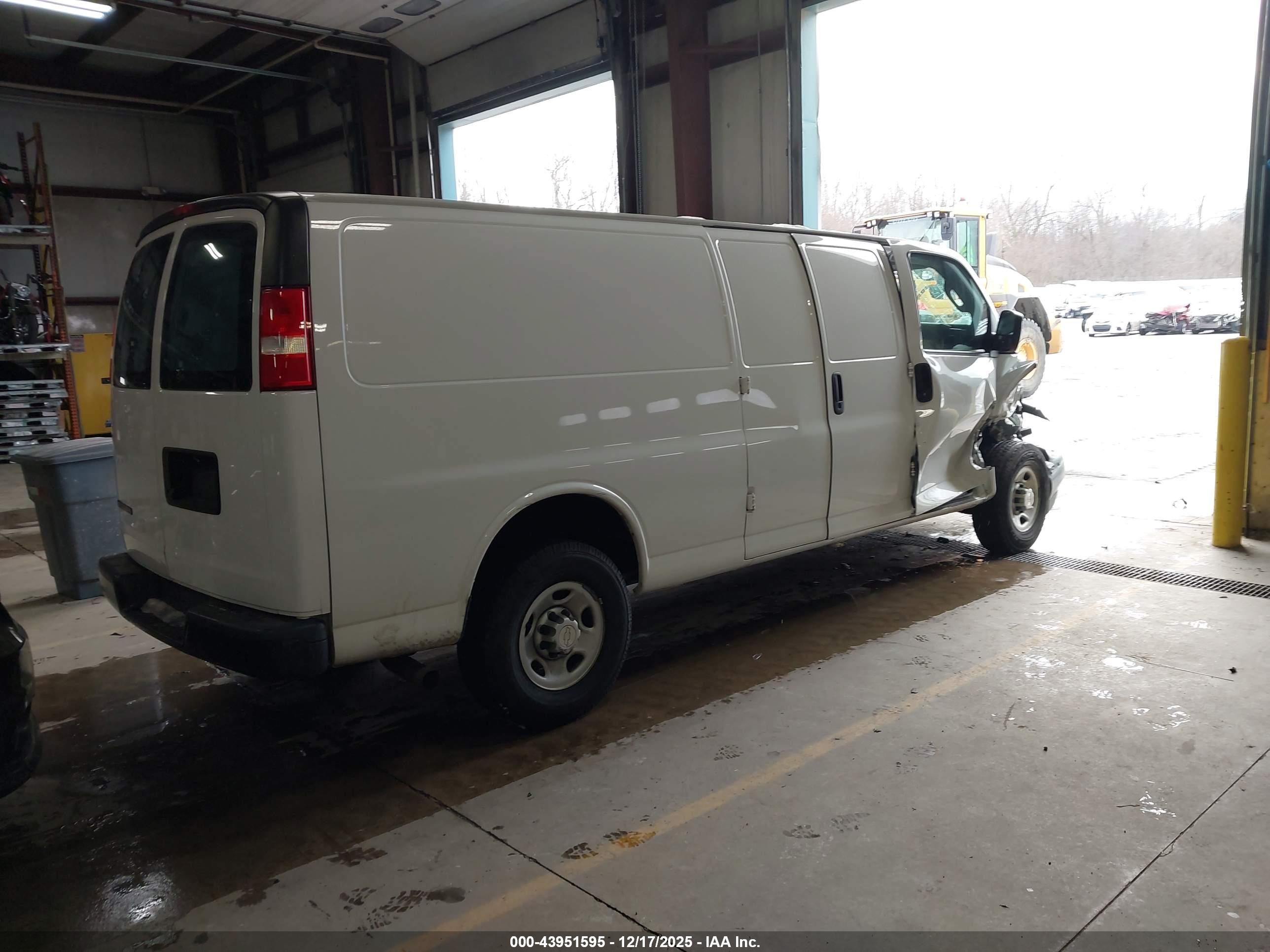 CHEVROLET EXPRESS image 4