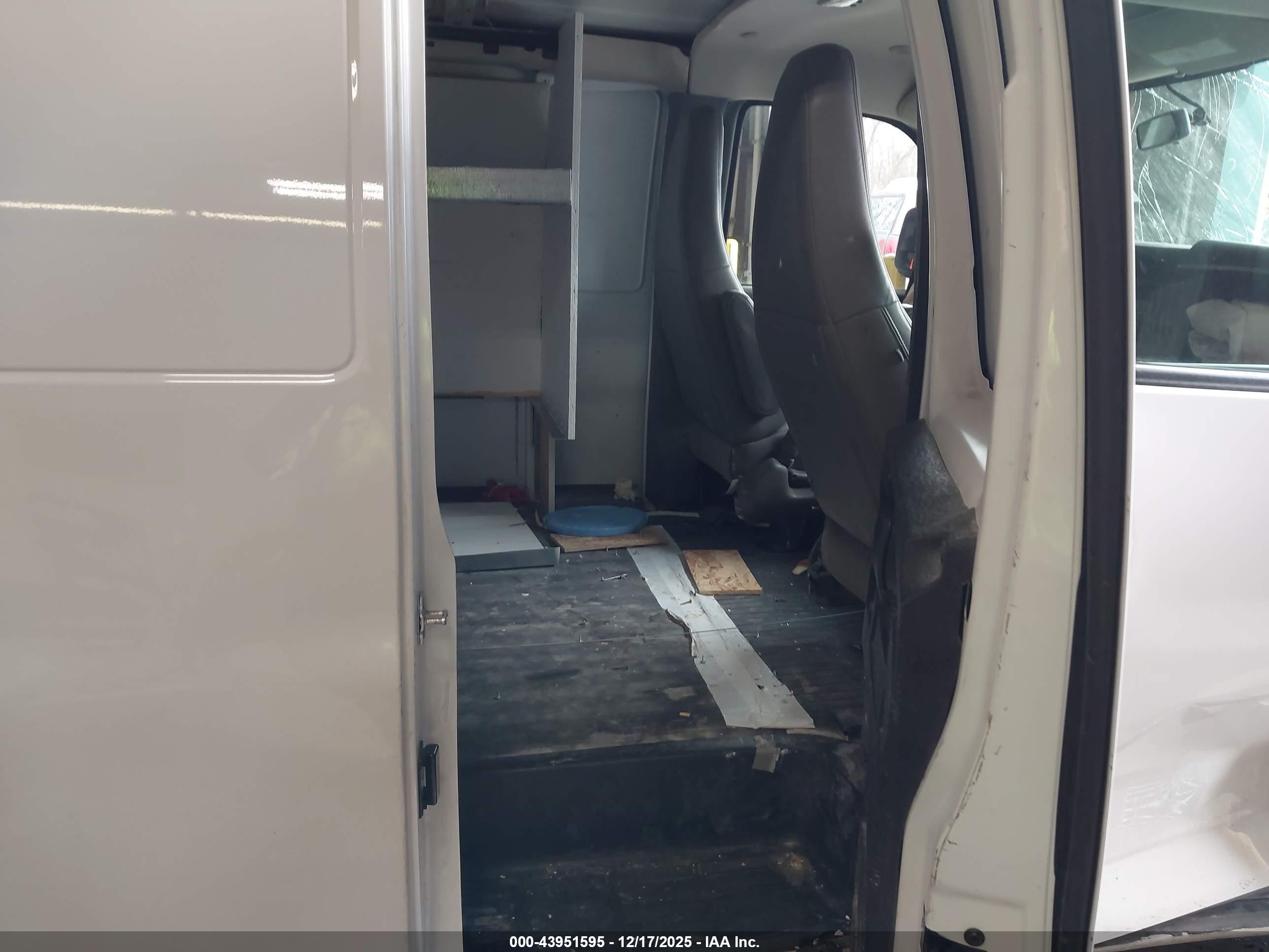 CHEVROLET EXPRESS image 8