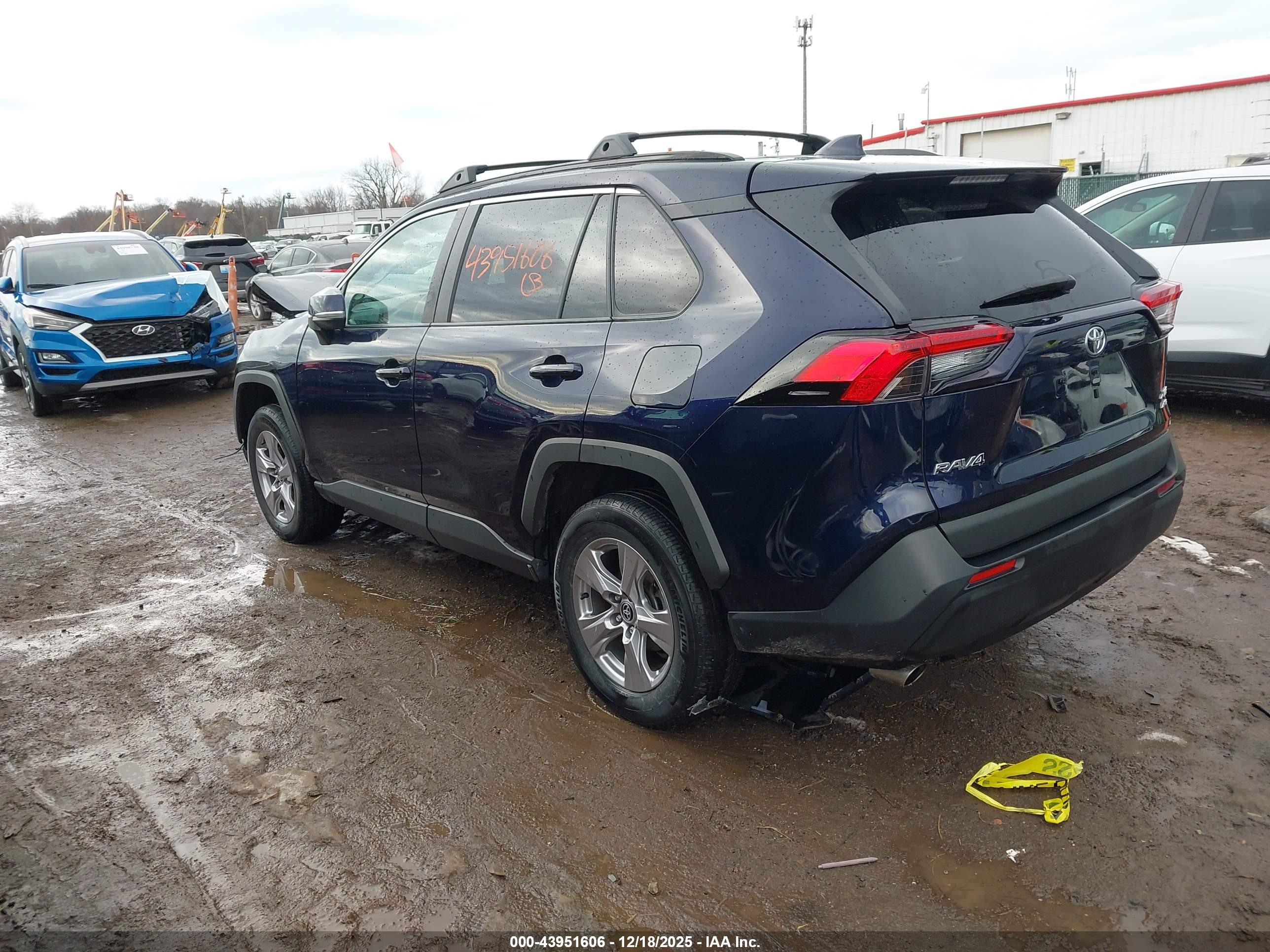 TOYOTA RAV4 image 3